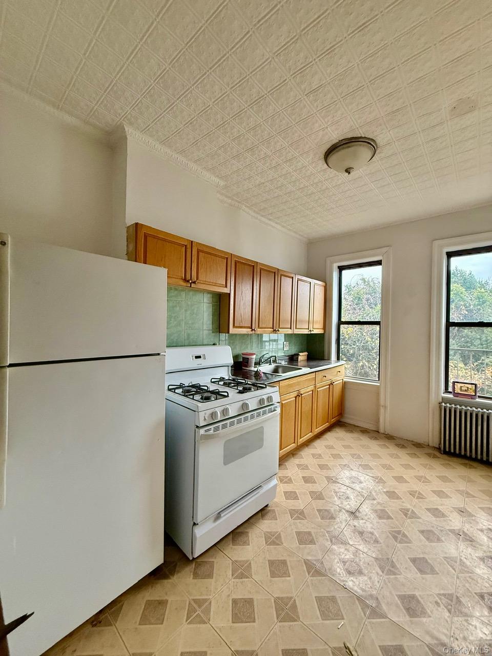 2052 Gates Avenue – For Sale photo 16