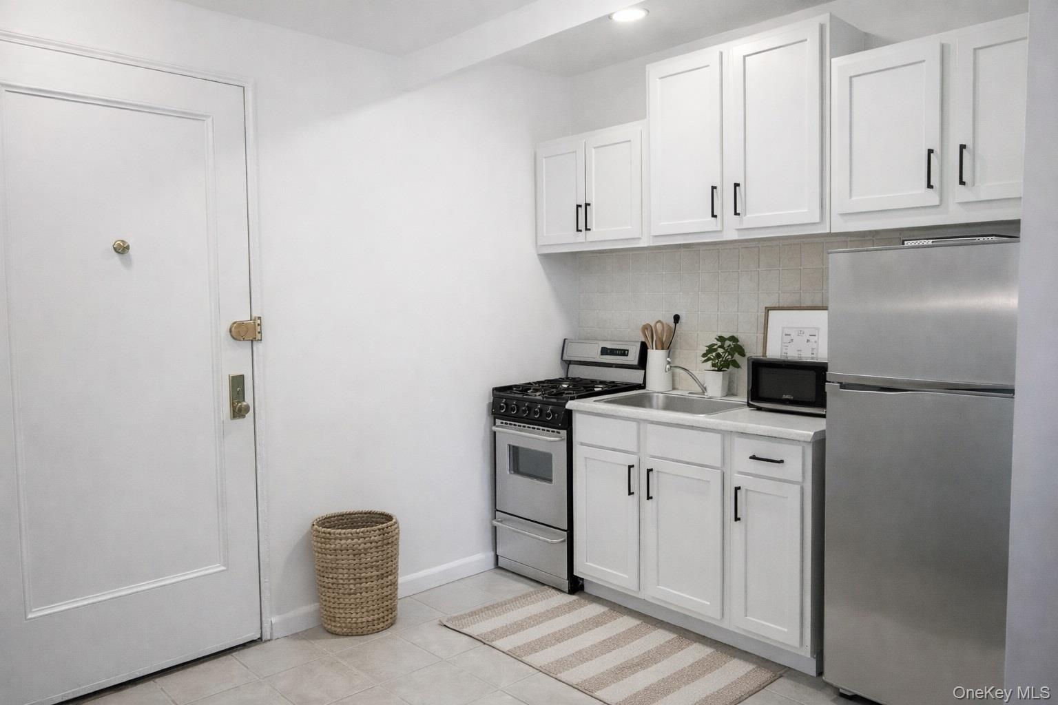 1273 North Avenue, Unit 1G. Entry