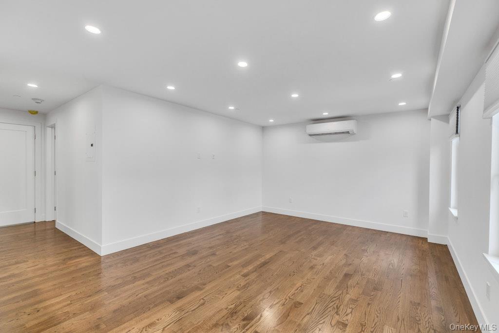 1431 Old Northern Boulevard, Unit 4 photo 4