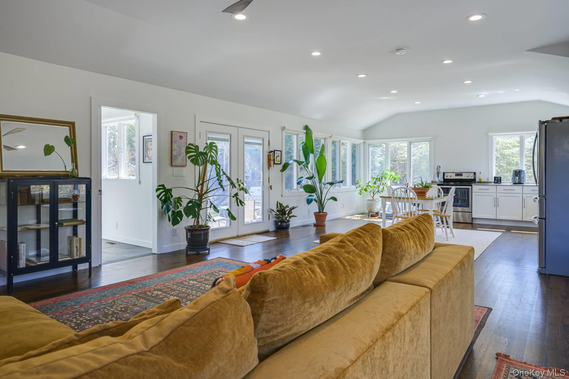 20 Columbine Avenue N – For Rent photo 4