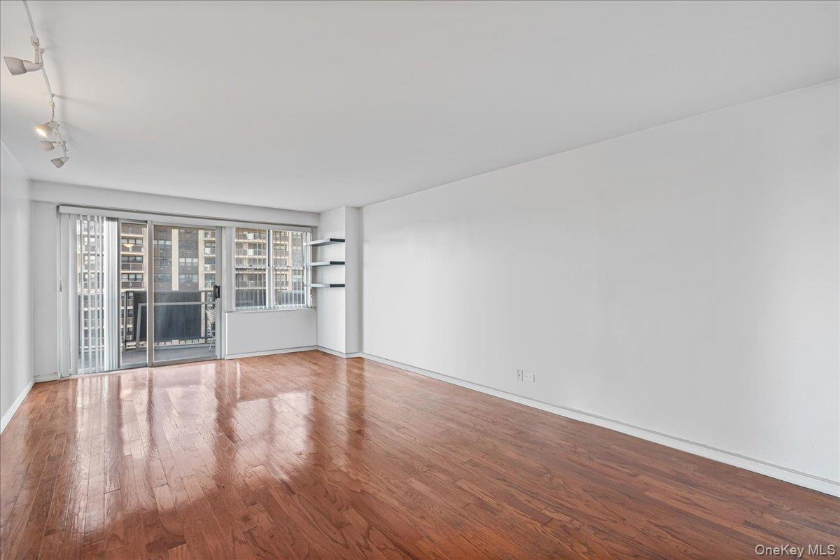 17-85 215 Street, Unit 5L photo 4