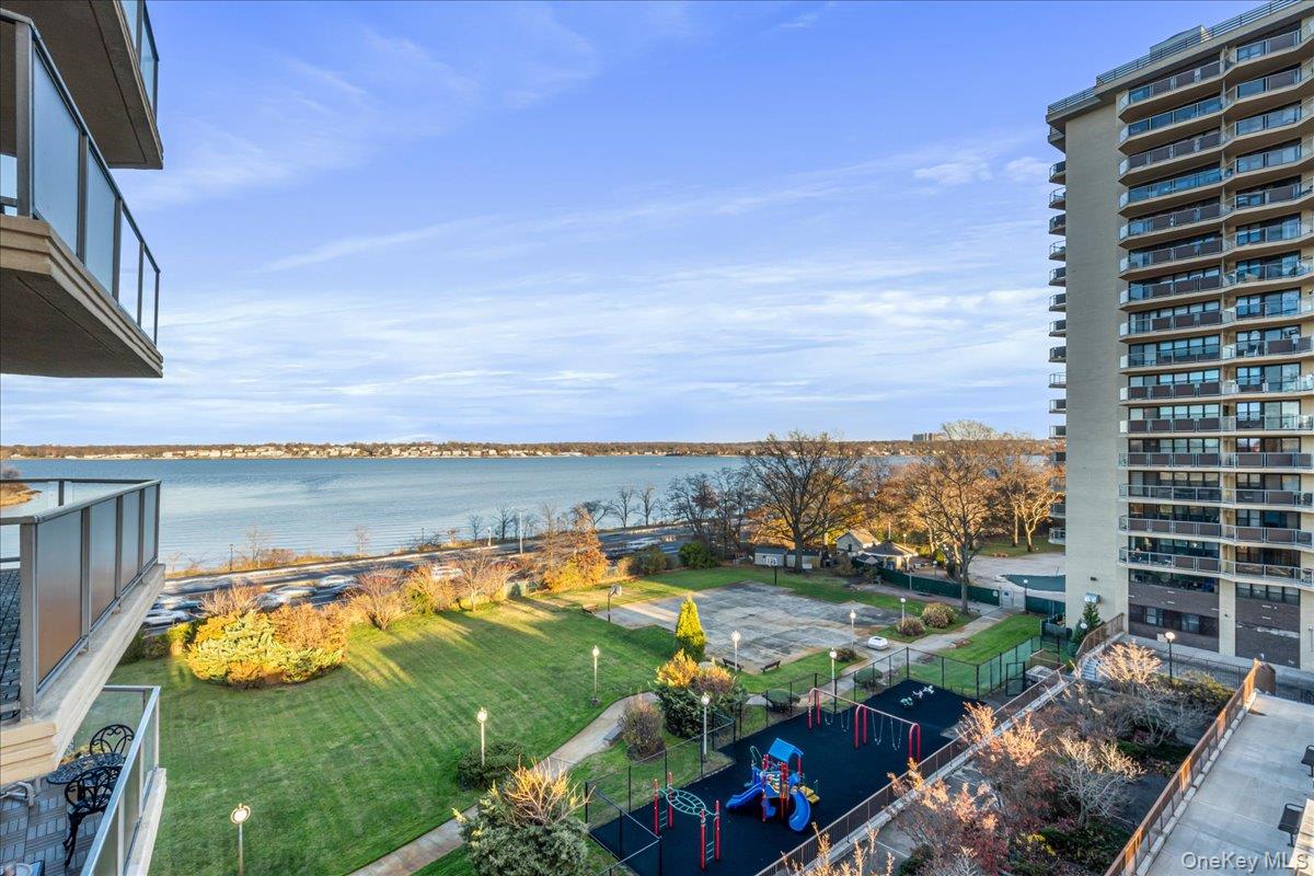 17-85 215 Street, Unit 5L photo 2