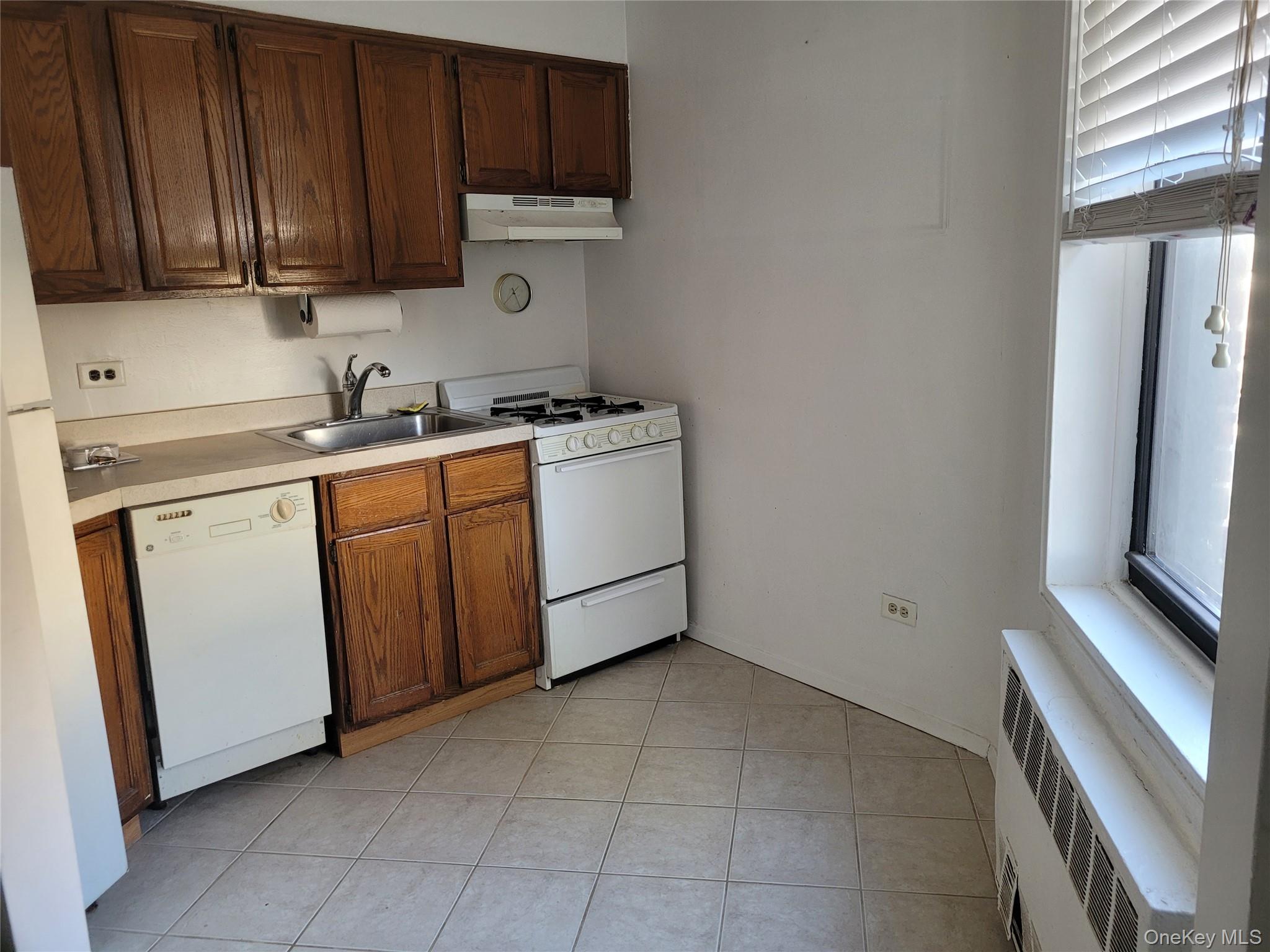 43-25 Douglaston Parkway, Unit 4J photo 3