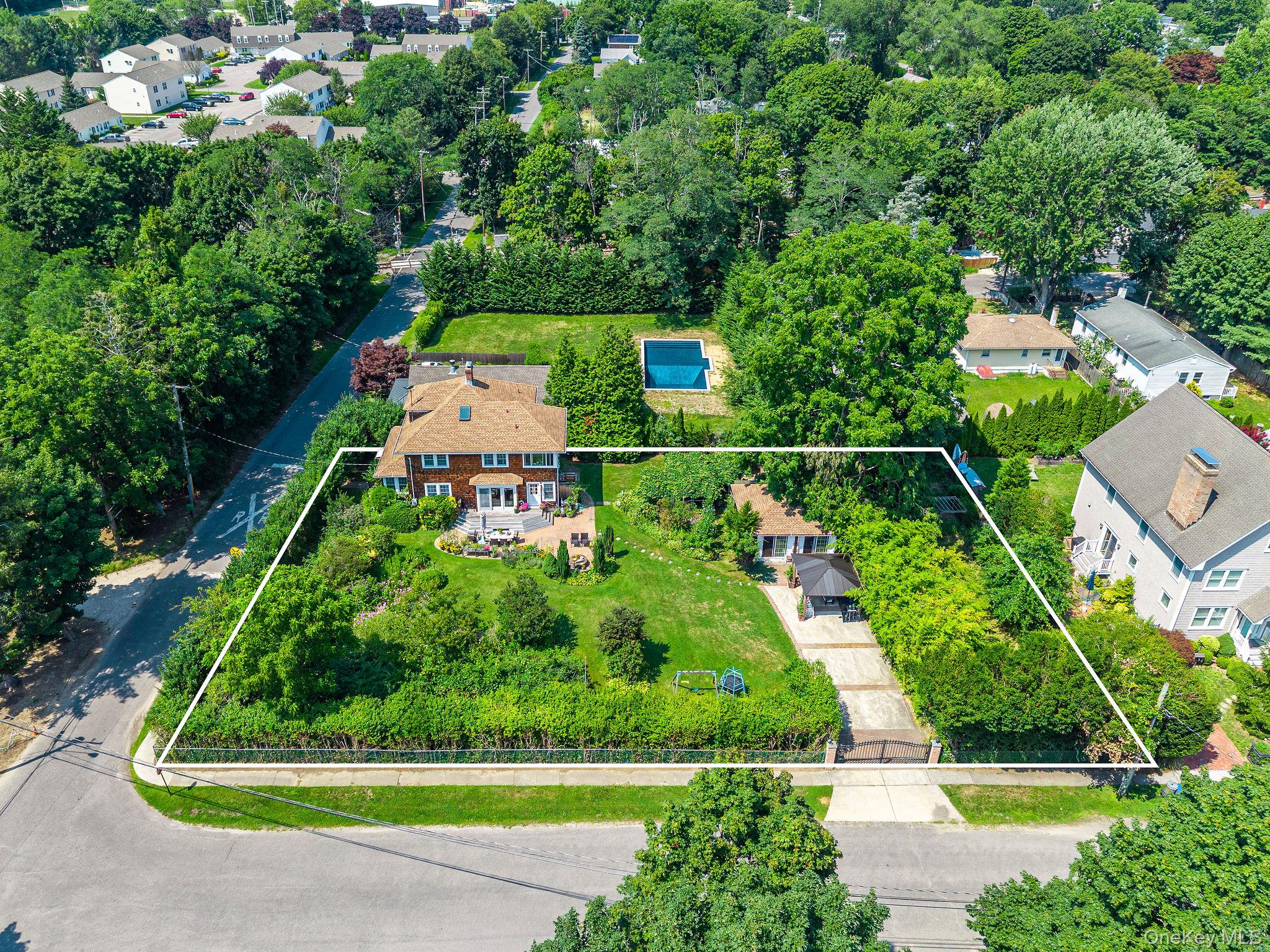 1025 9th Street – For Sale photo 2