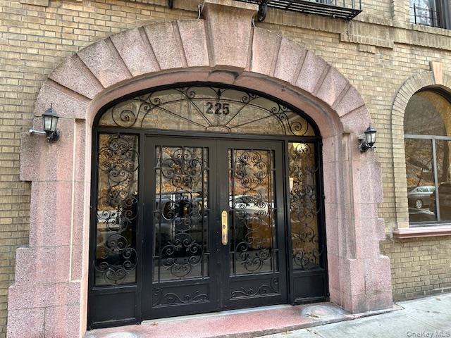 225 Bennett Avenue, Unit 2R photo 2