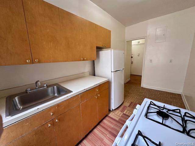 225 Bennett Avenue, Unit 2R photo 9
