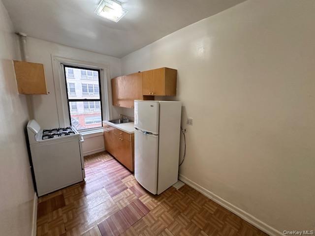 225 Bennett Avenue, Unit 2R photo 8