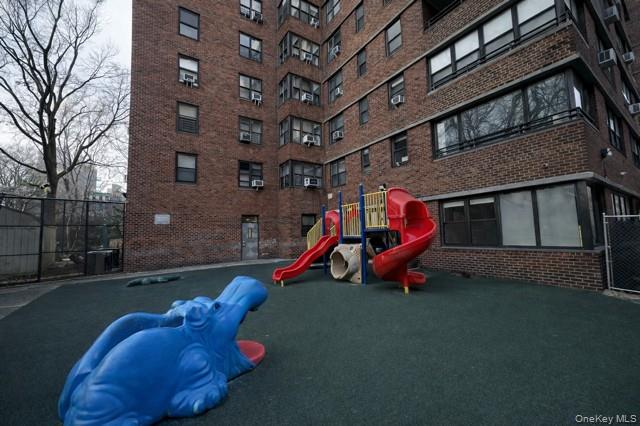 385 Grand Street, Unit L904 photo 4