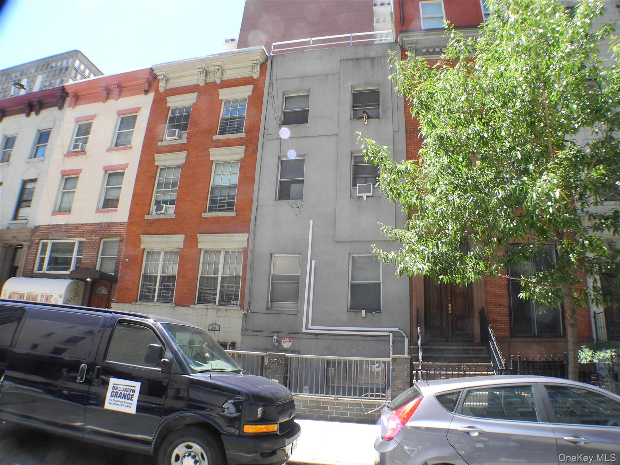 252 E 33 Street E – For Sale photo 2