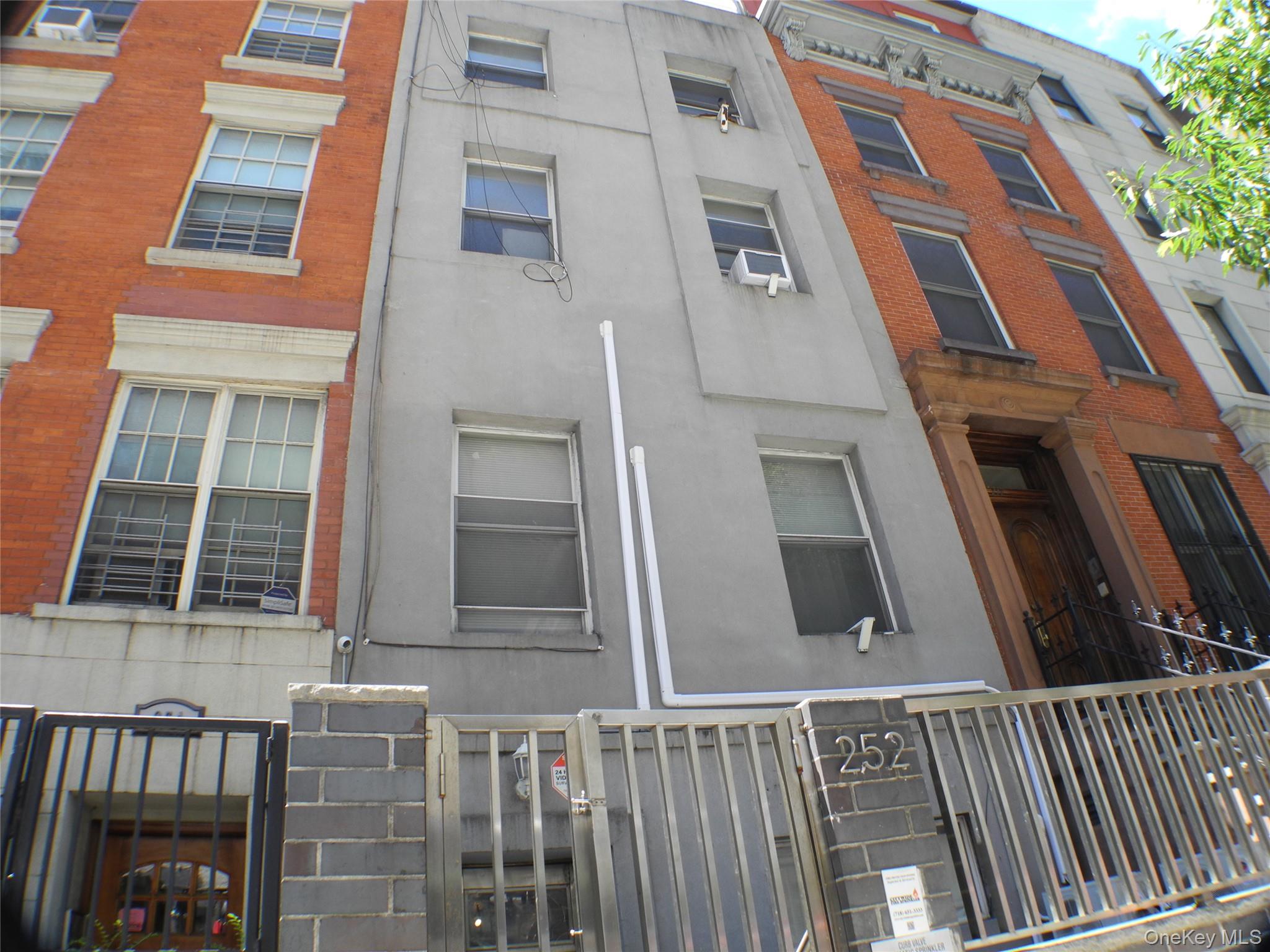 252 E 33 Street E – For Sale photo 3