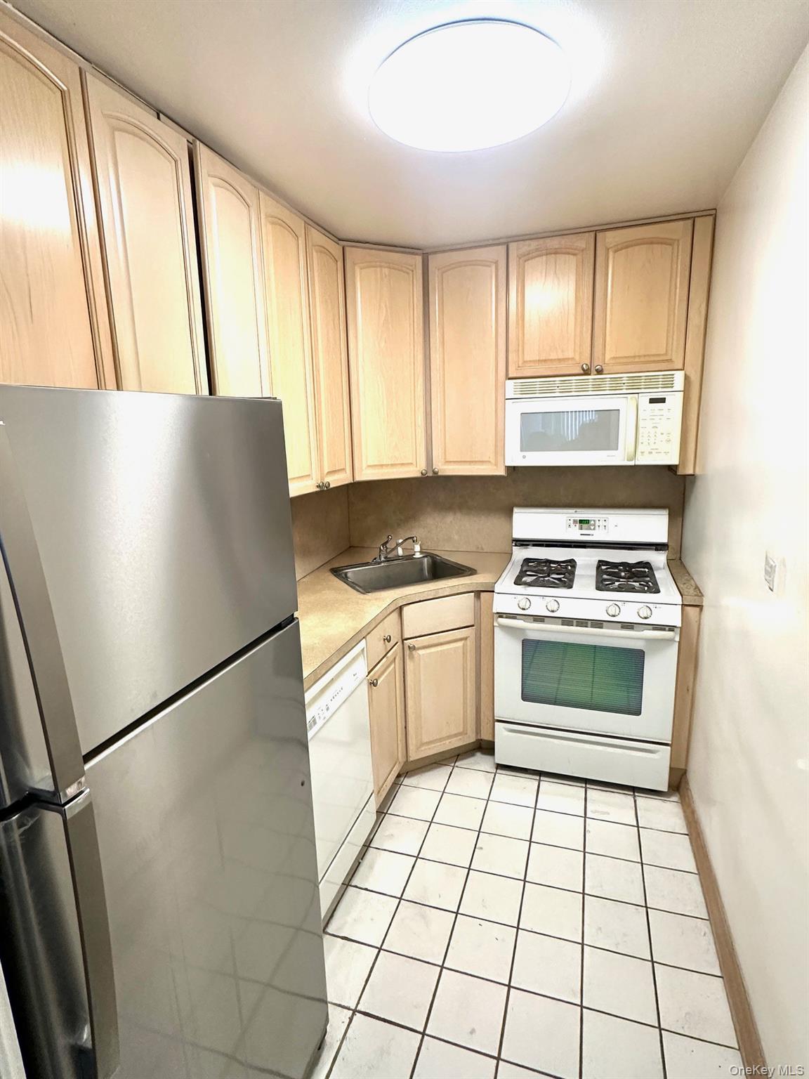 61-20 Grand Central Parkway, Unit A1407 photo 7
