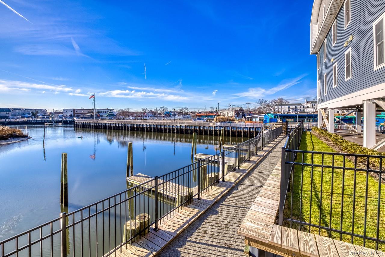 121 Marina Pointe Drive, Unit 121 photo 27