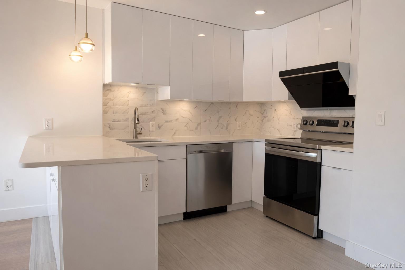 52-16 Roosevelt Avenue, Unit 2C photo 4
