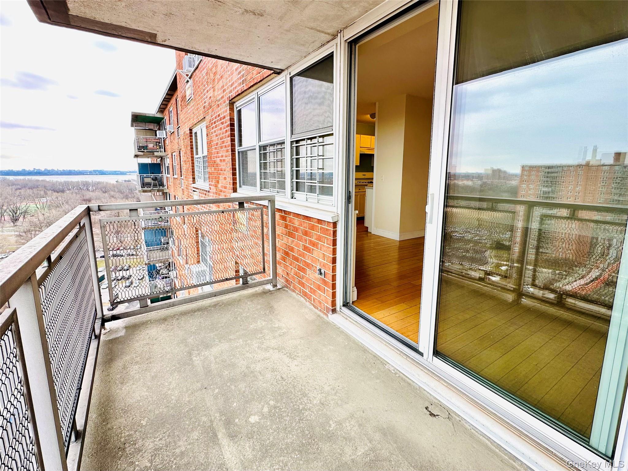 880 Boynton Avenue, Unit 18A photo 8