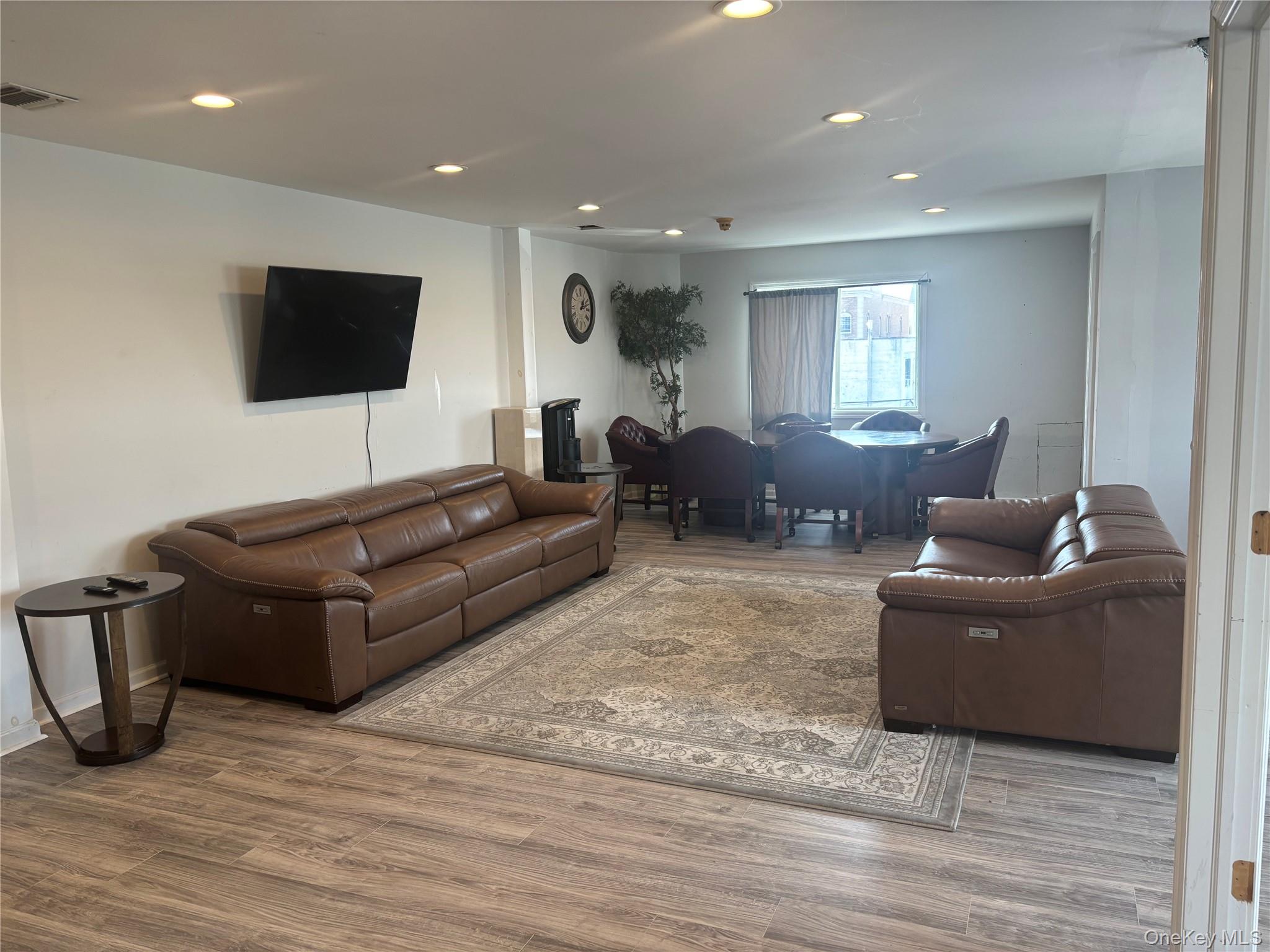 521 Oak Street – For Rent photo 3
