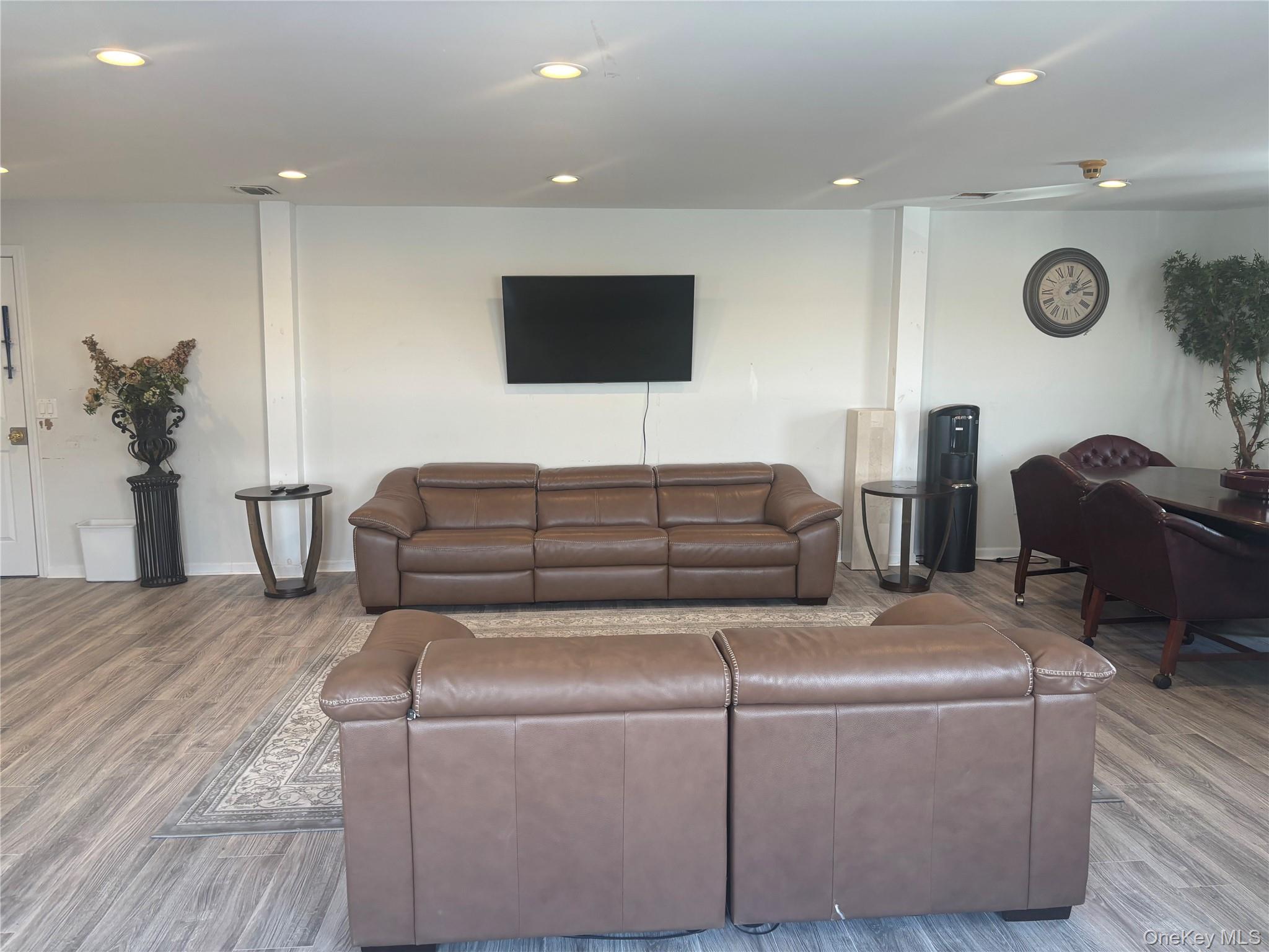 521 Oak Street – For Rent photo 9