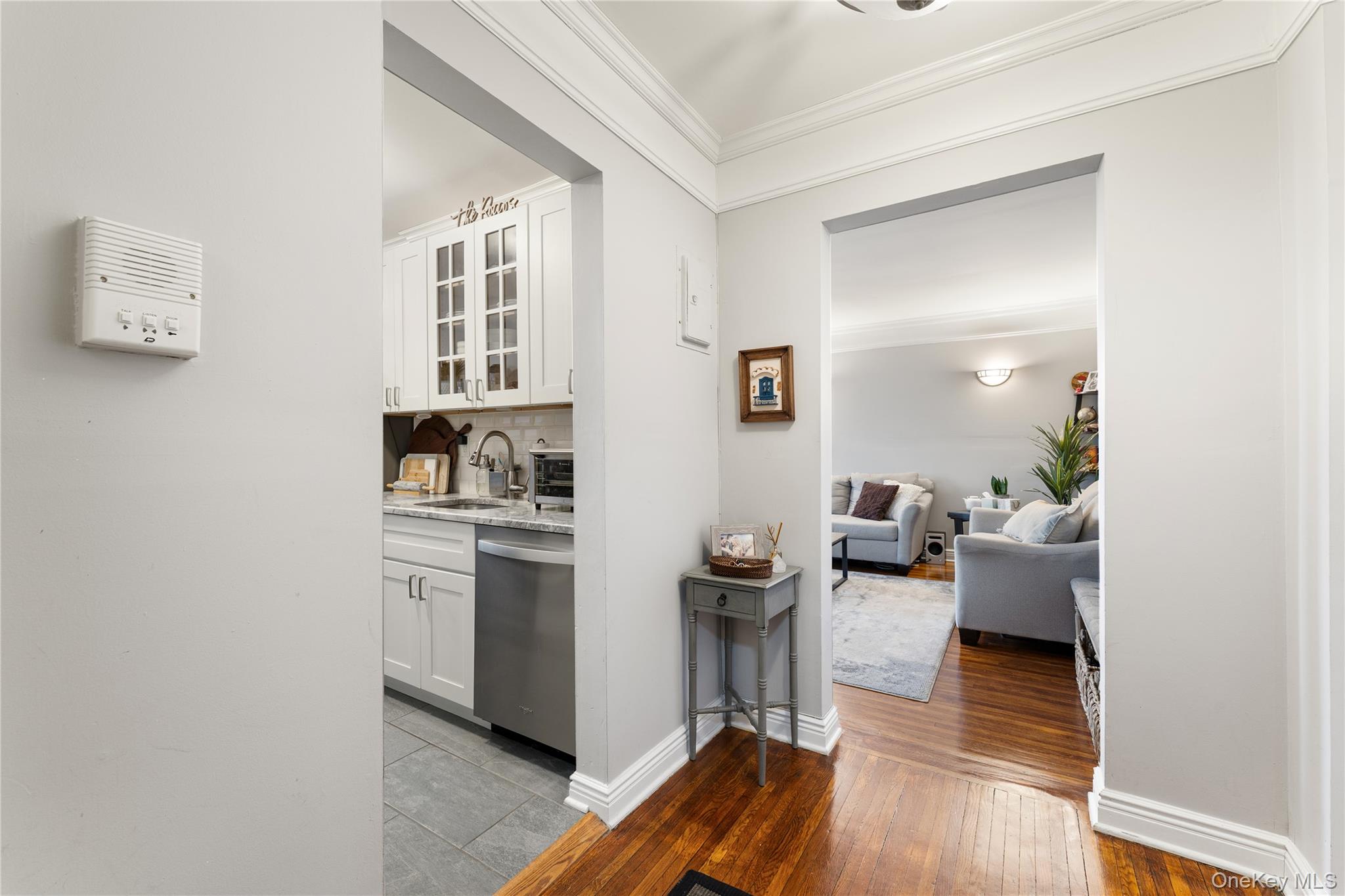 472 Gramatan Avenue, Unit Bldg 6, Un photo 4