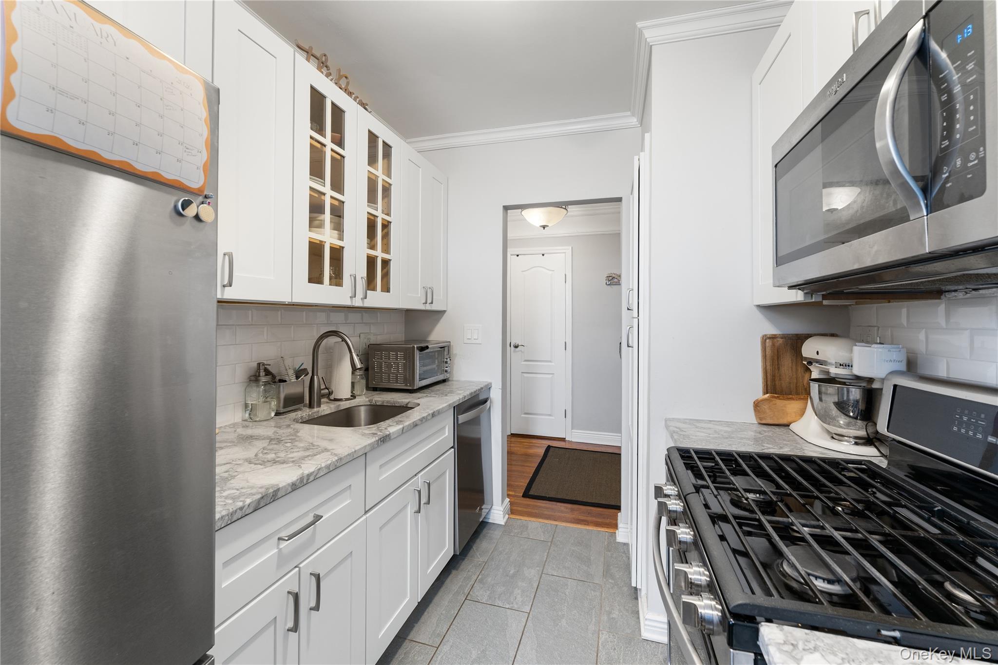472 Gramatan Avenue, Unit Bldg 6, Un photo 9