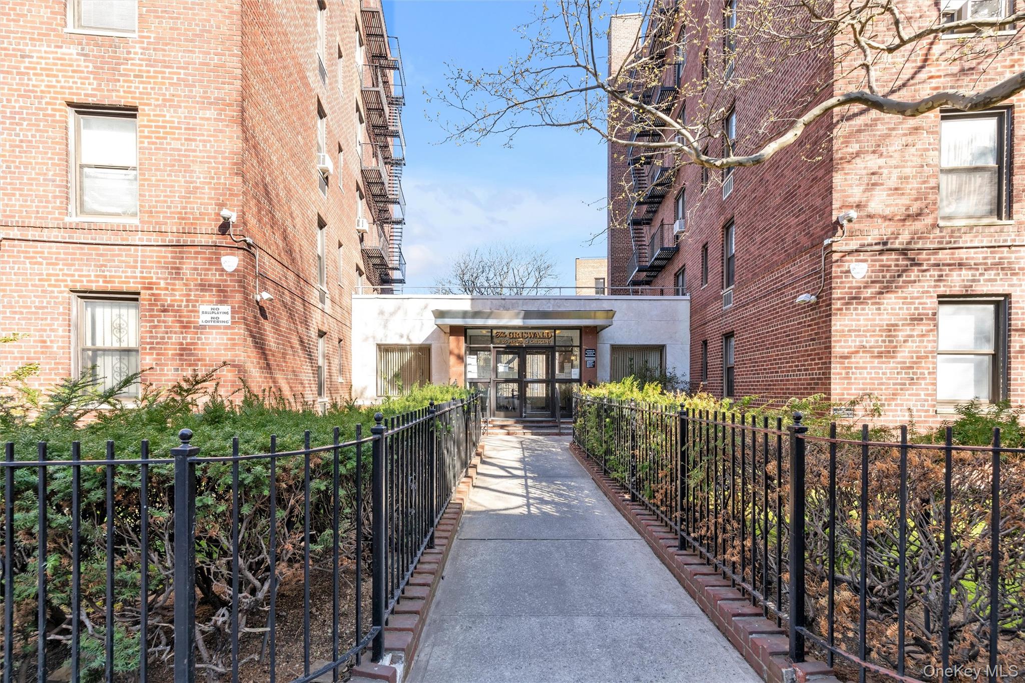 141-05 Pershing Crescent, Unit 202 photo 2