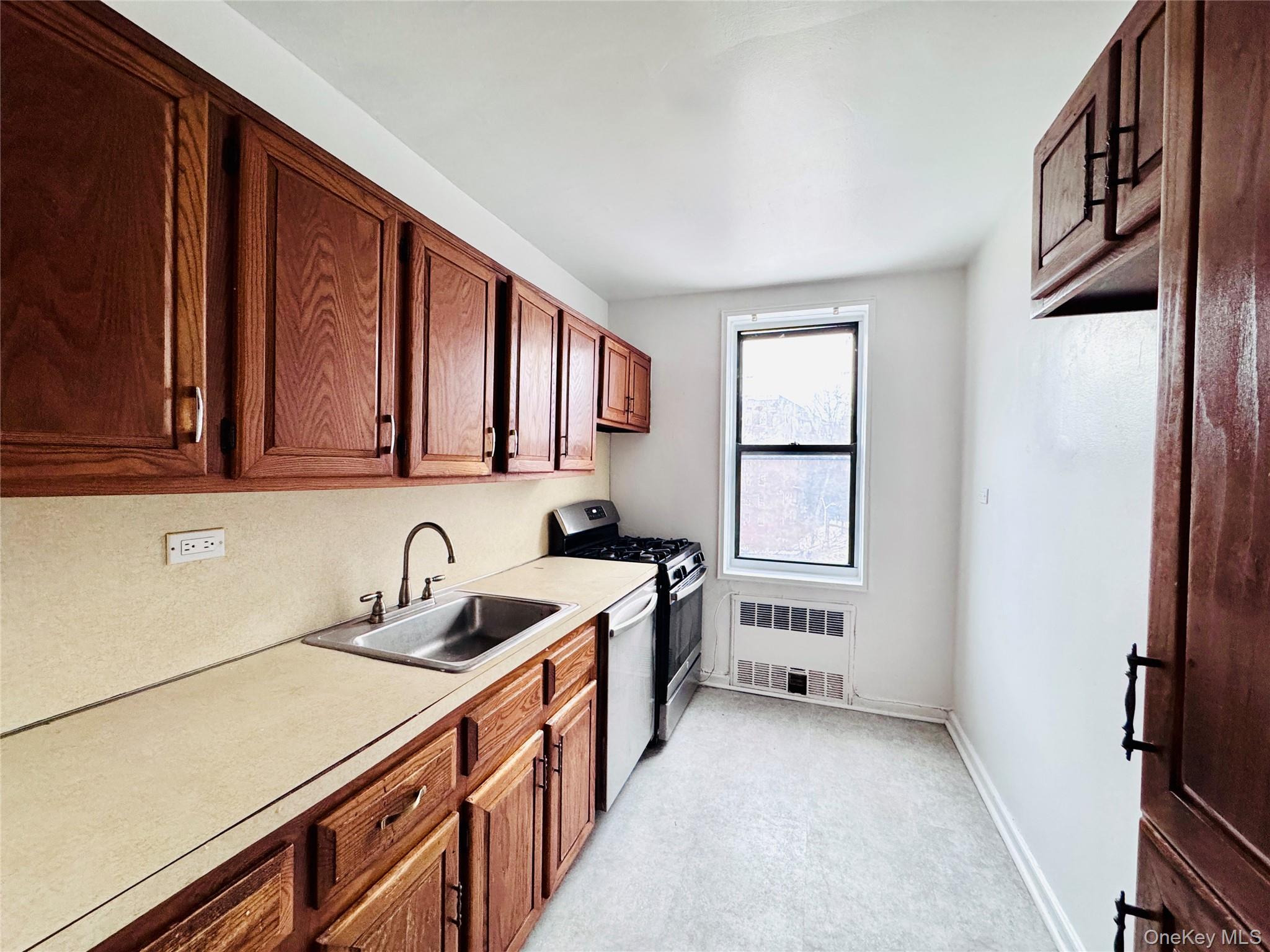141-05 Pershing Crescent, Unit 202 photo 8