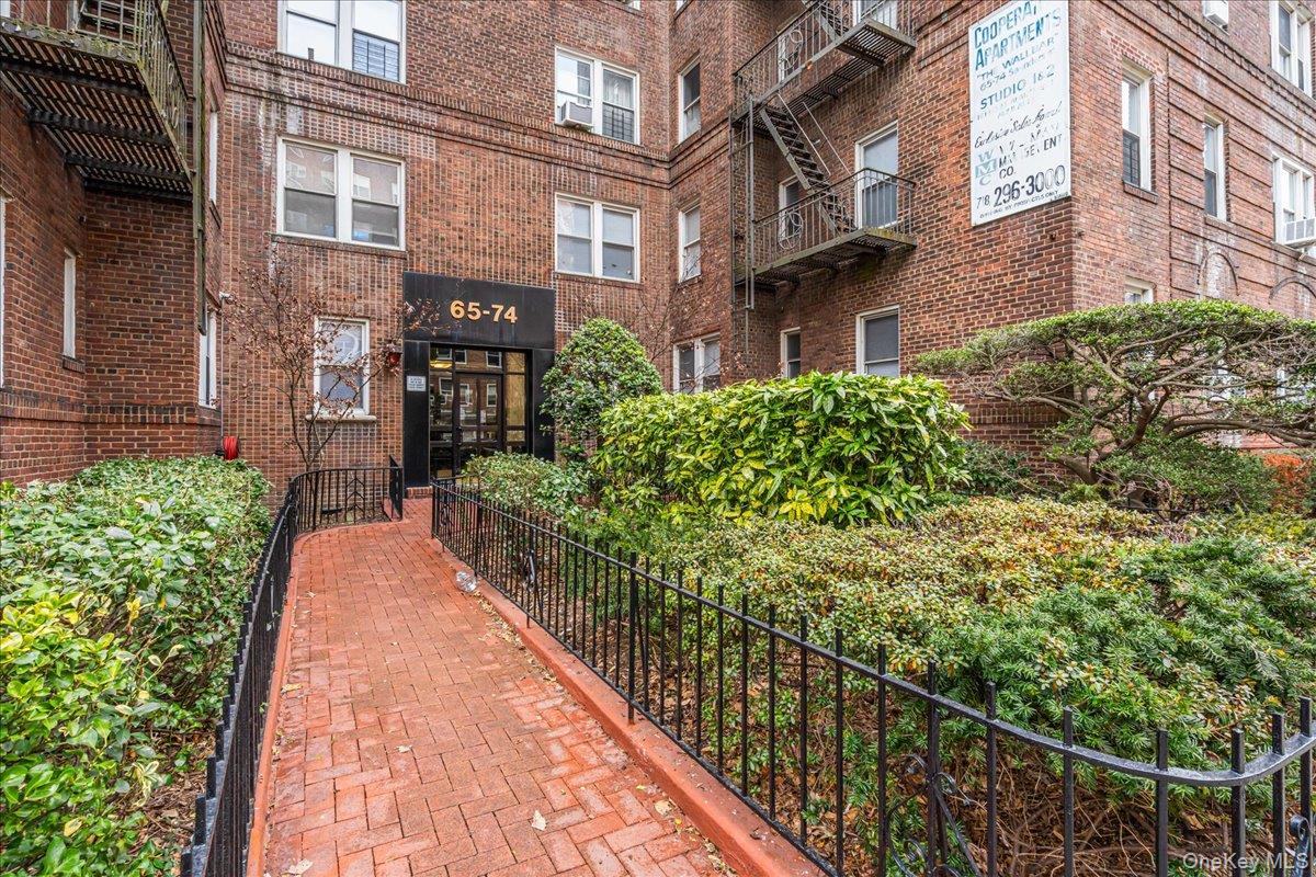 65-74 Saunders Street, Unit 6J