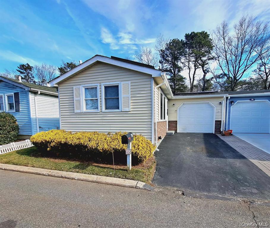 21 Village Circle E – For Sale