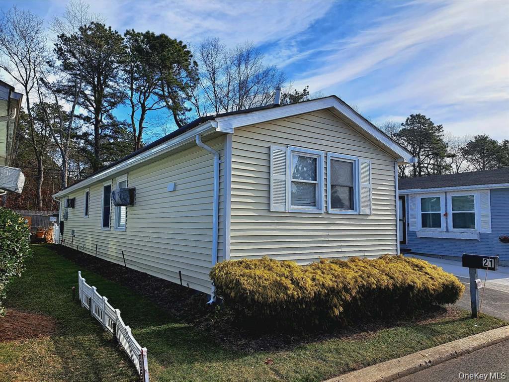 21 Village Circle E – For Sale photo 2