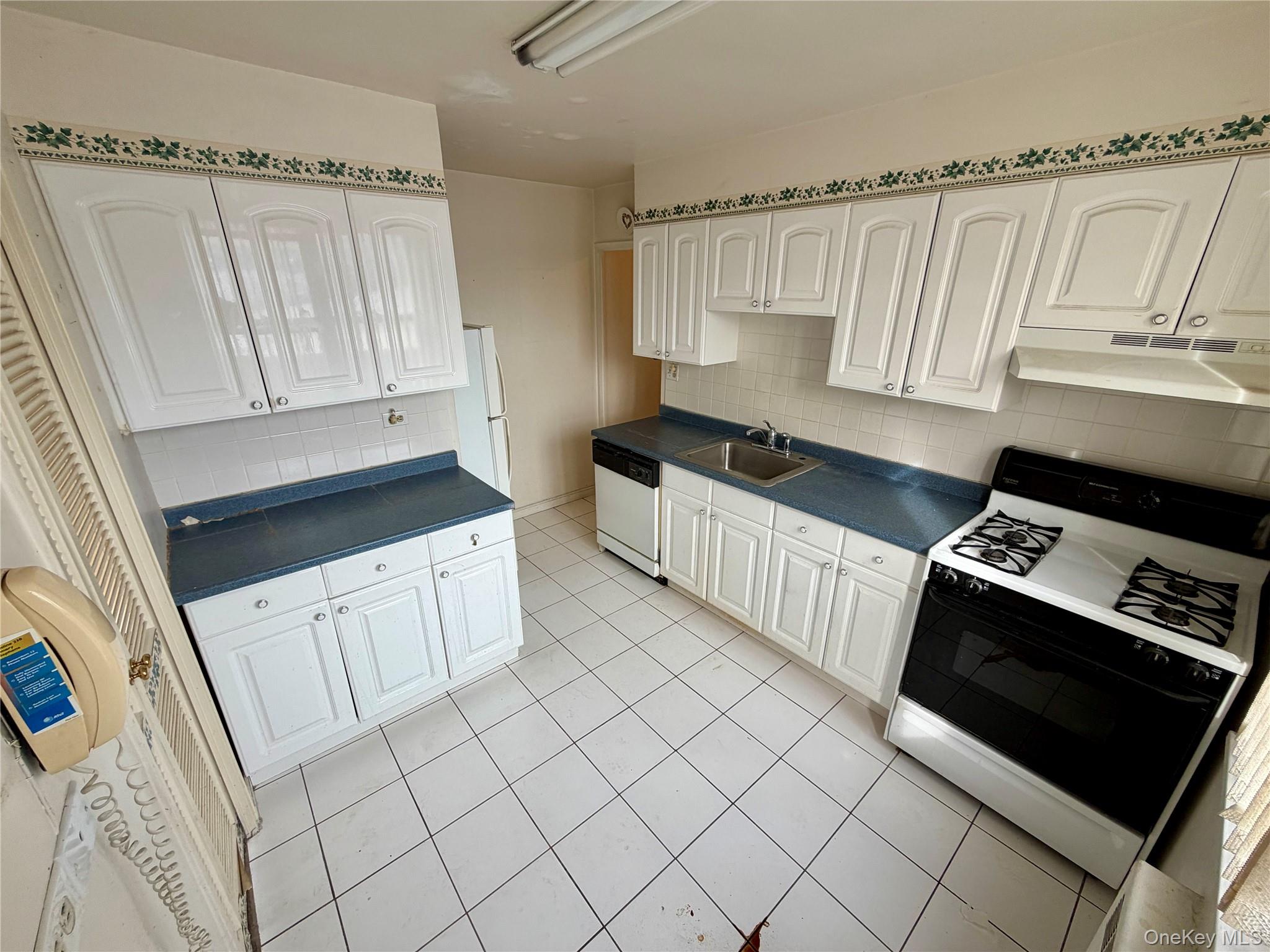 70-25 Yellowstone Boulevard, Unit 3H photo 21