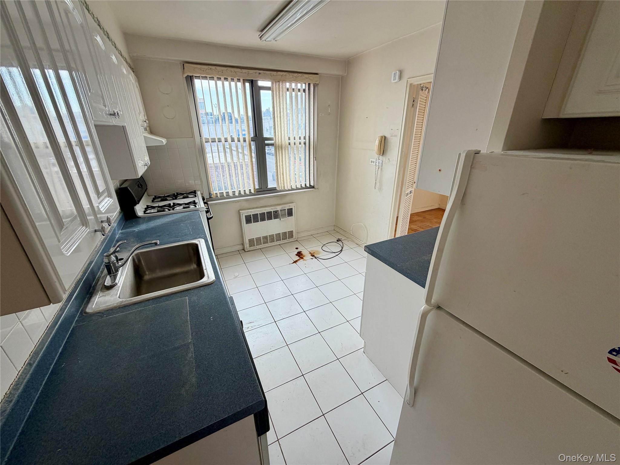 70-25 Yellowstone Boulevard, Unit 3H photo 18
