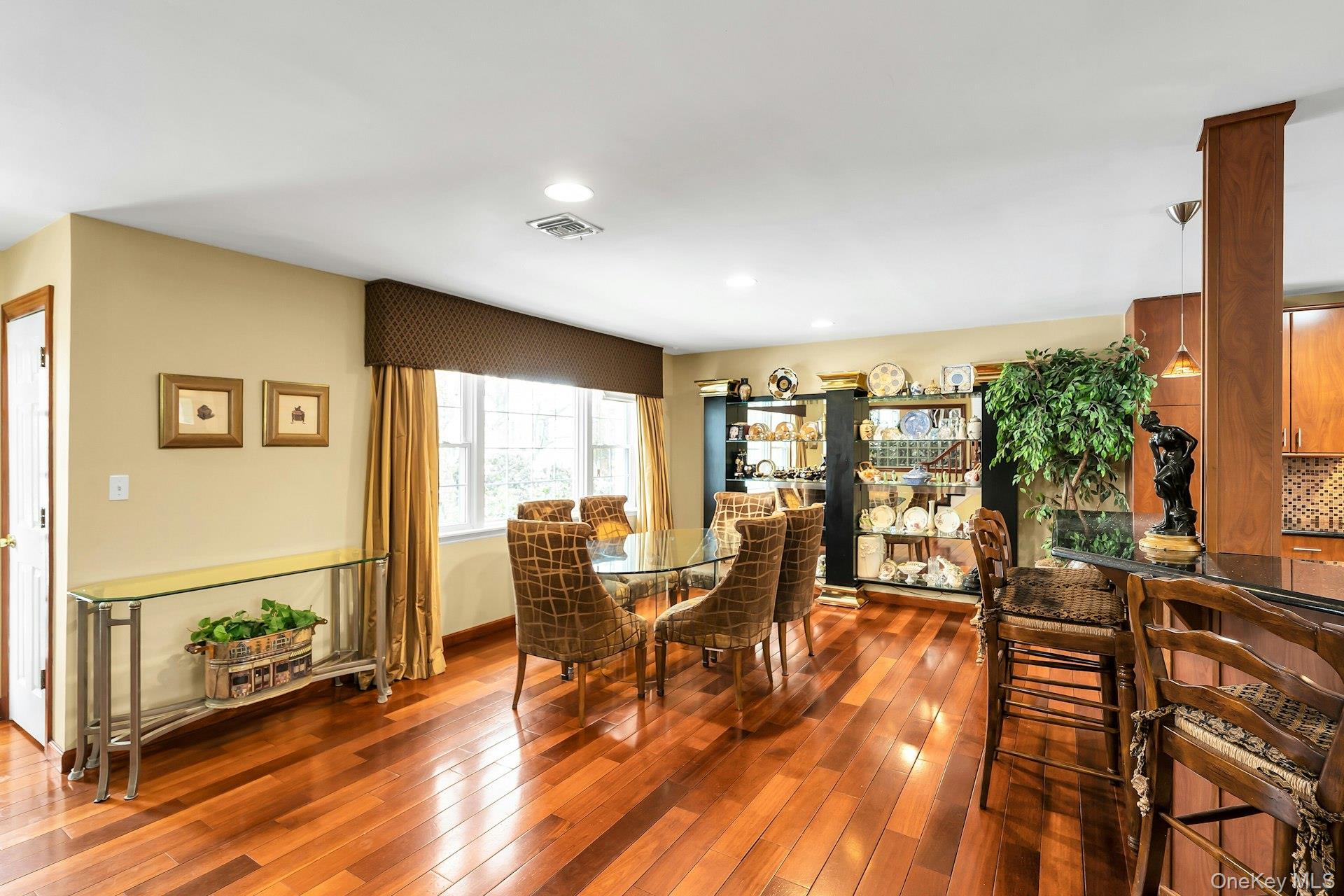 2043 Ripley – For Sale photo 11
