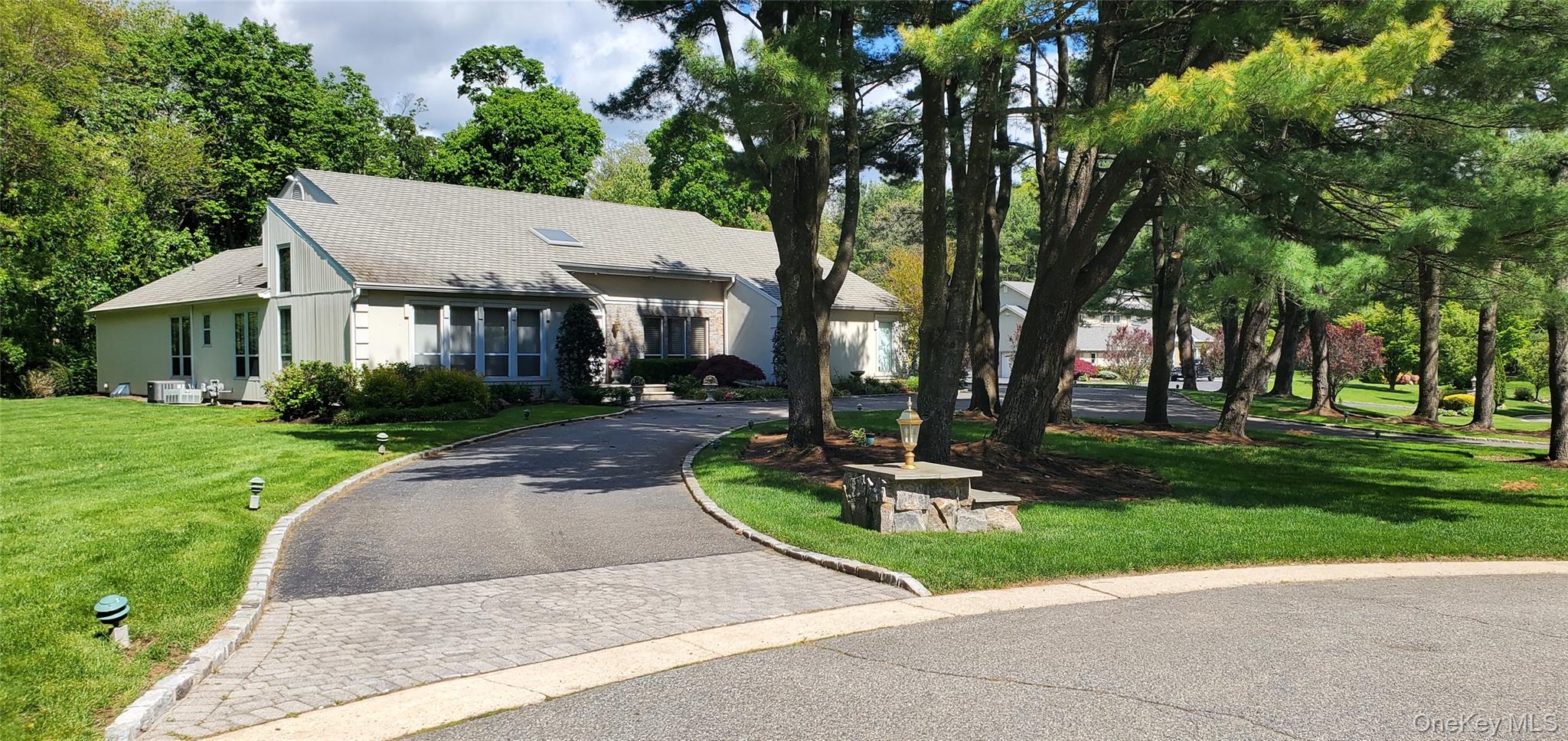 7 Albertson Lane – For Sale photo 2