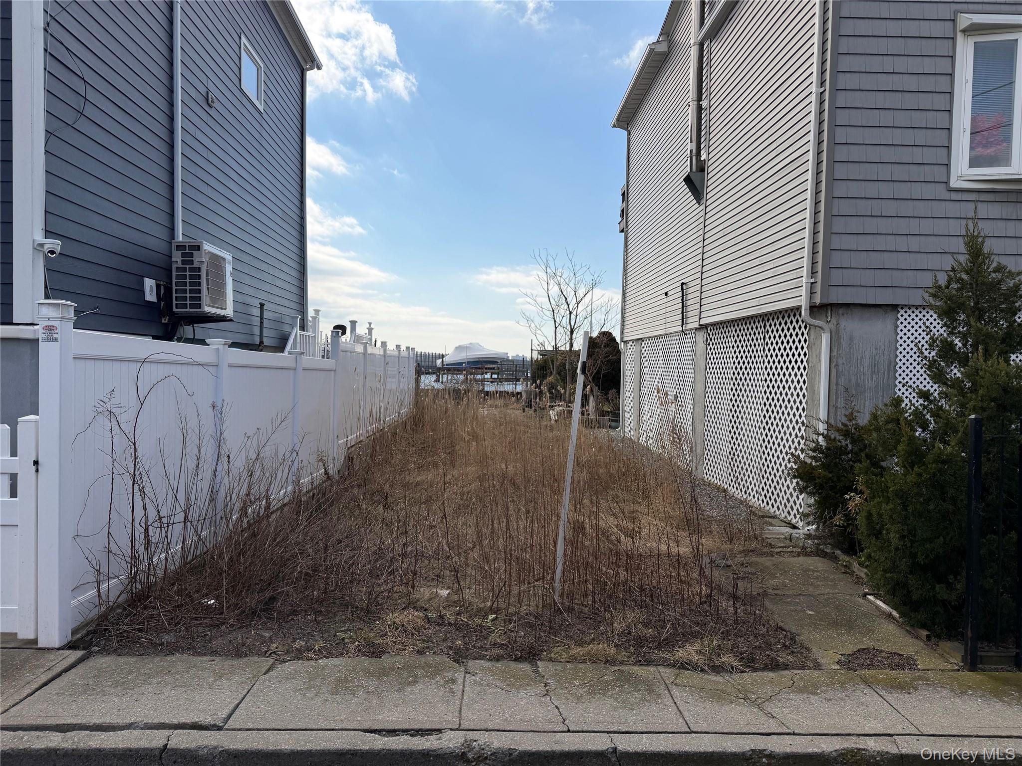 308 E 8th Road – For Sale
