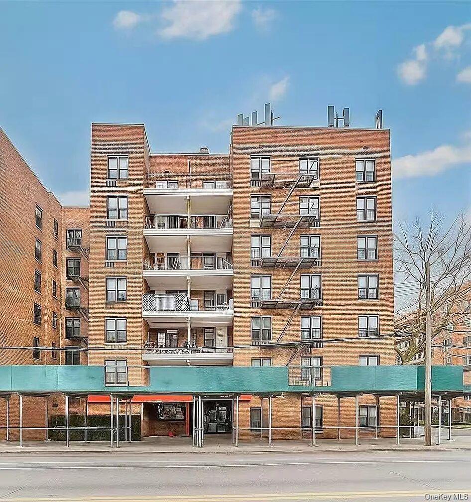 38-25 Parsons Boulevard, Unit 4I photo 2