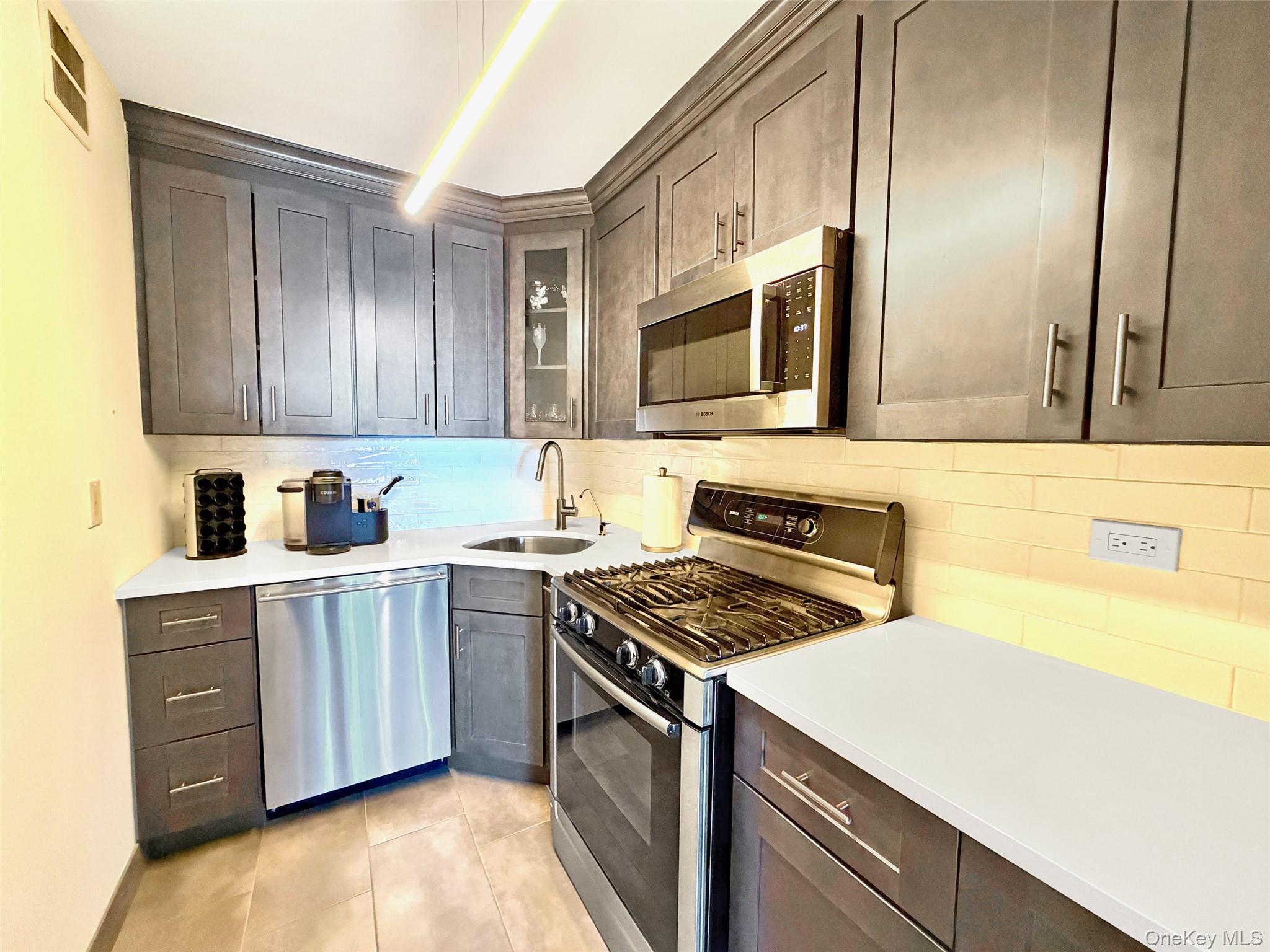61-20 Grand Central Parkway, Unit A1008 photo 6
