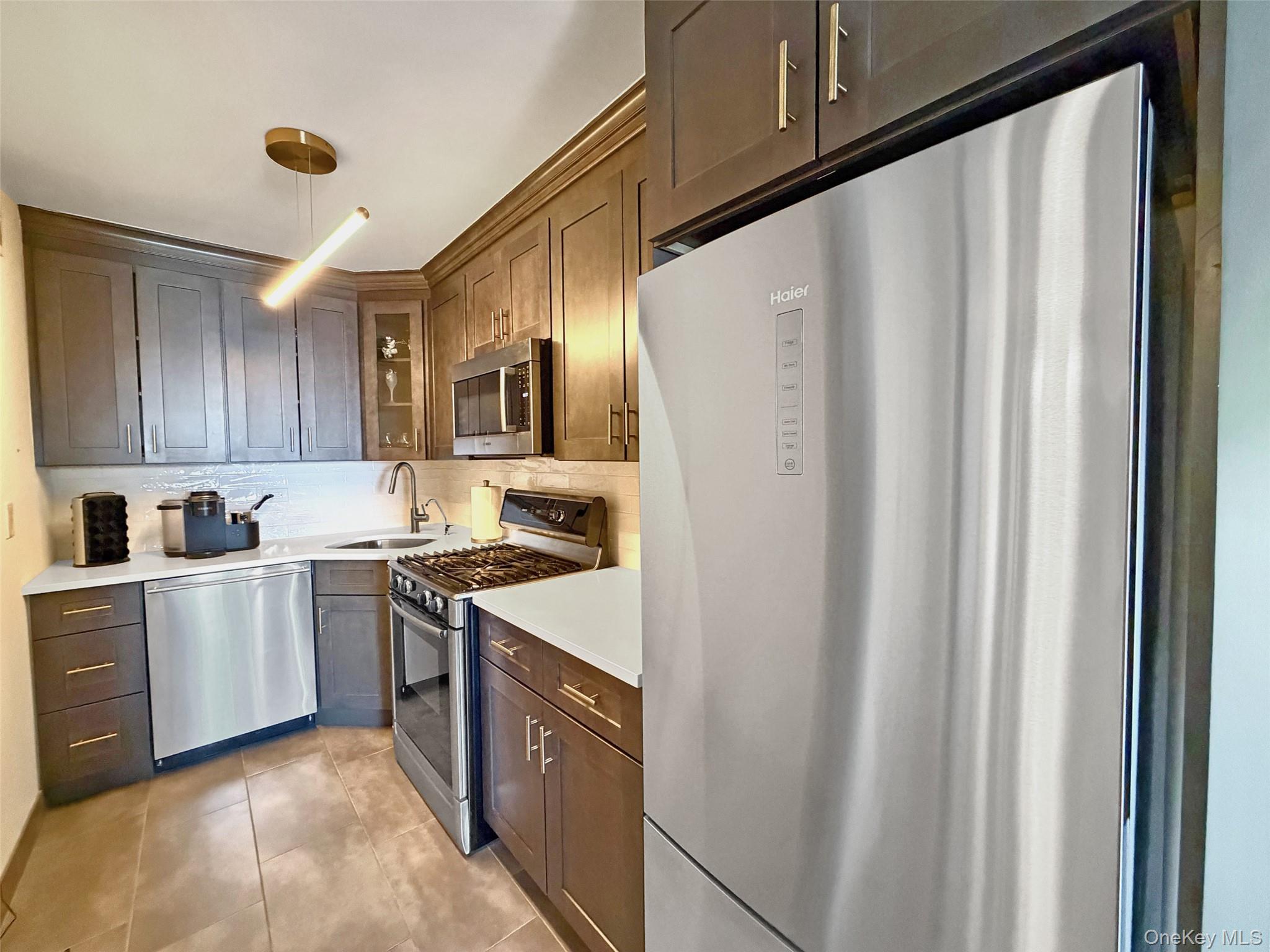 61-20 Grand Central Parkway, Unit A1008 photo 5