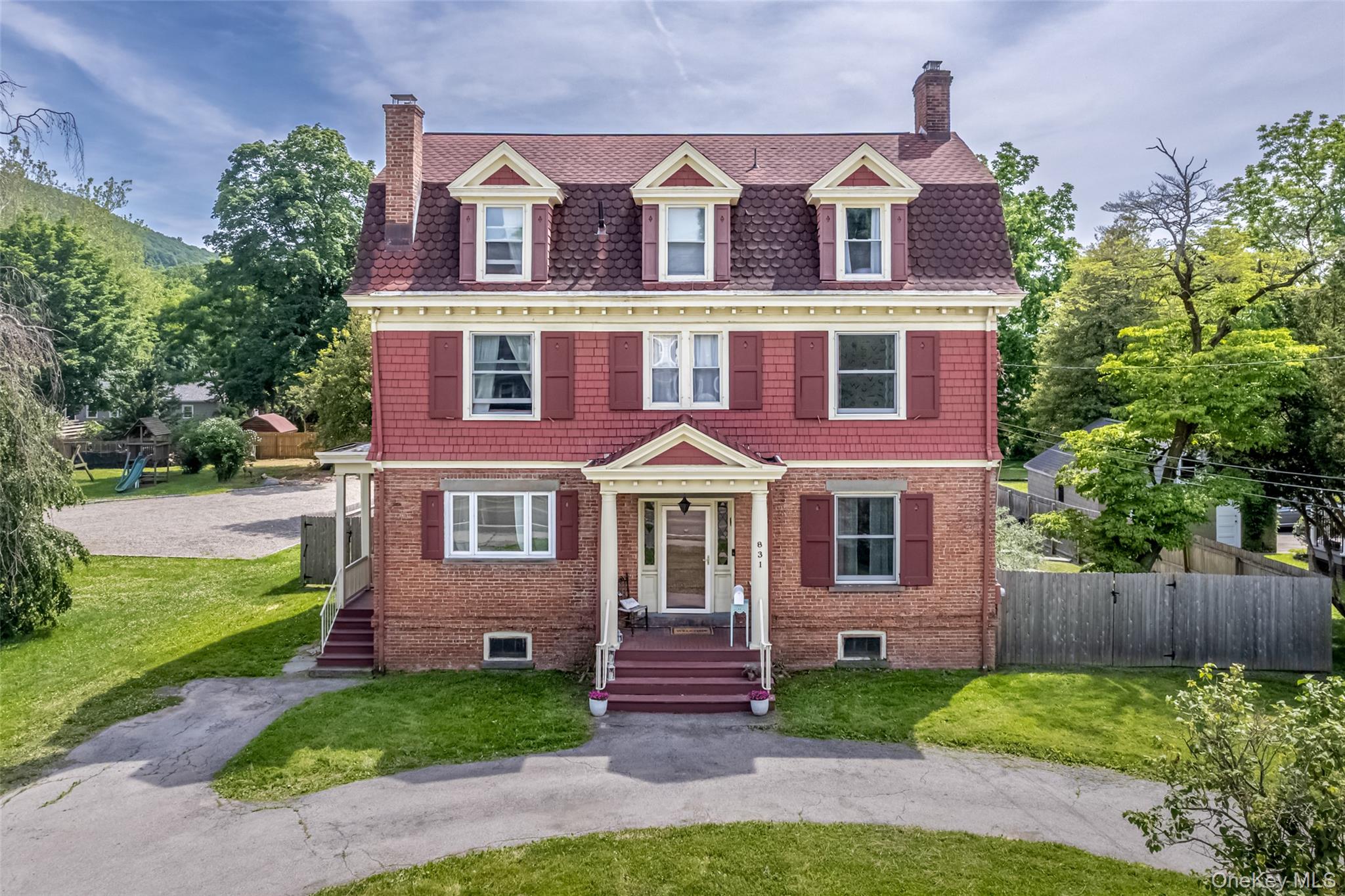 831 WOLCOTT Avenue – For Sale photo 3