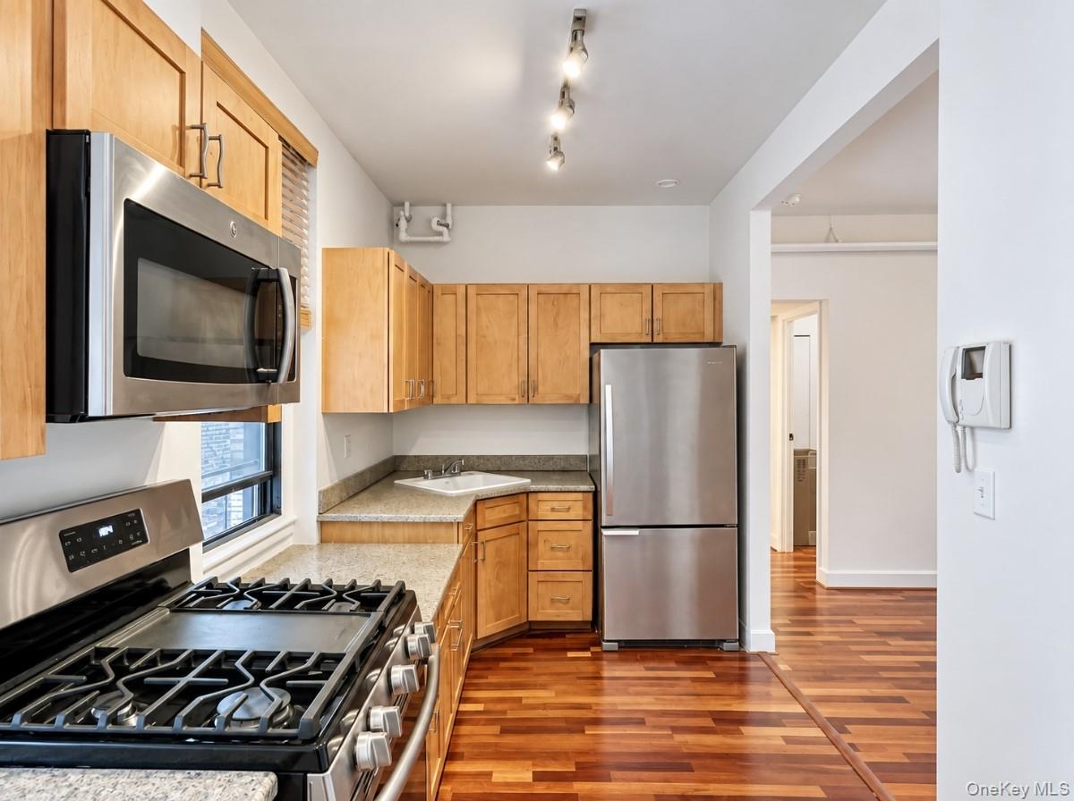 21-28 35 Street, Unit 1G photo 8