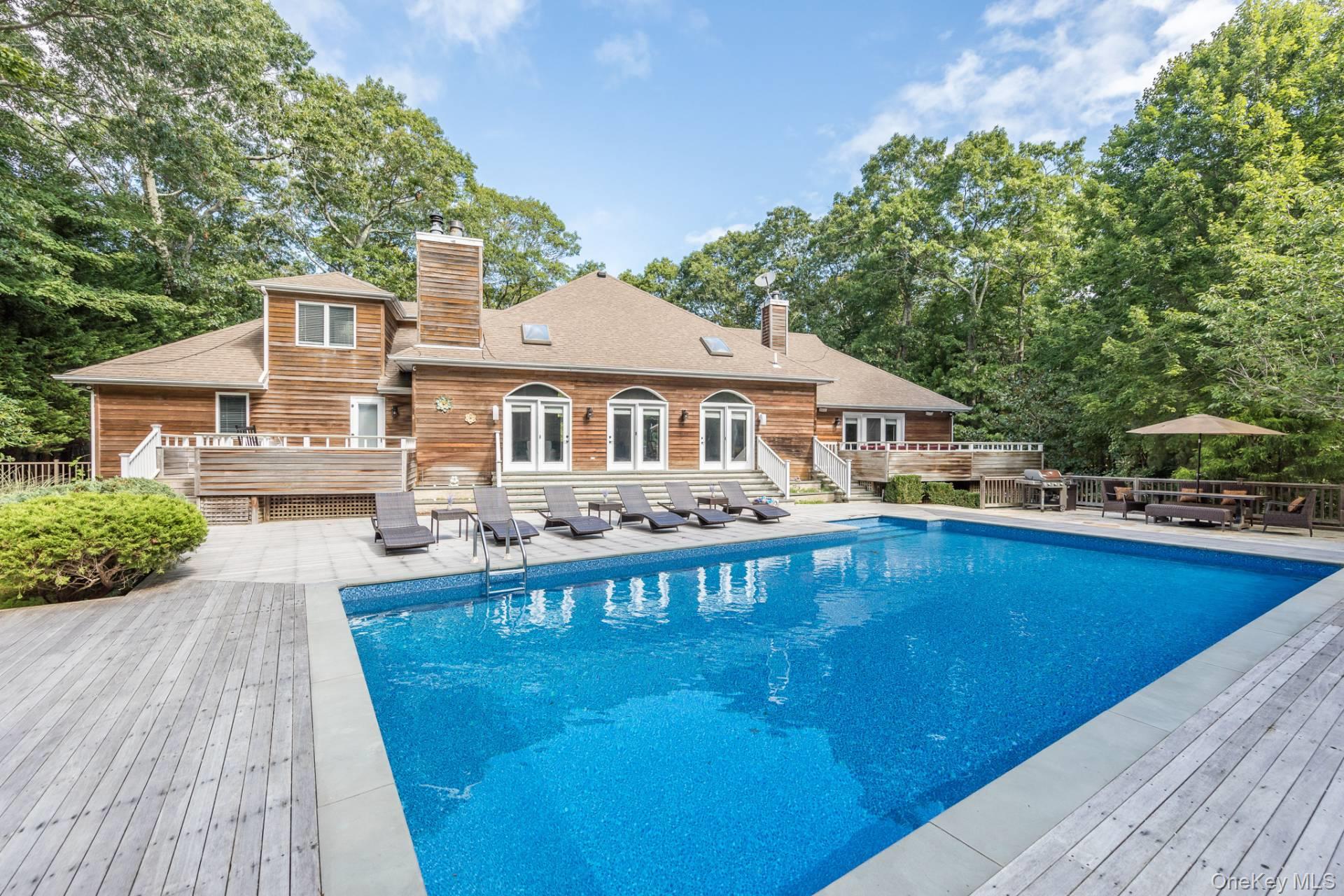 16 Woodege Circle – For Rent
