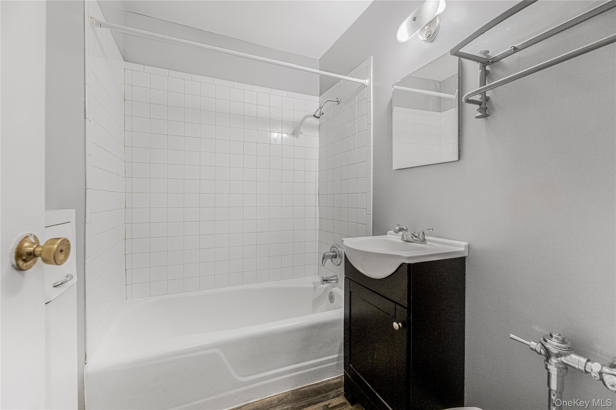 1725 Edison Avenue, Unit 1F photo 9