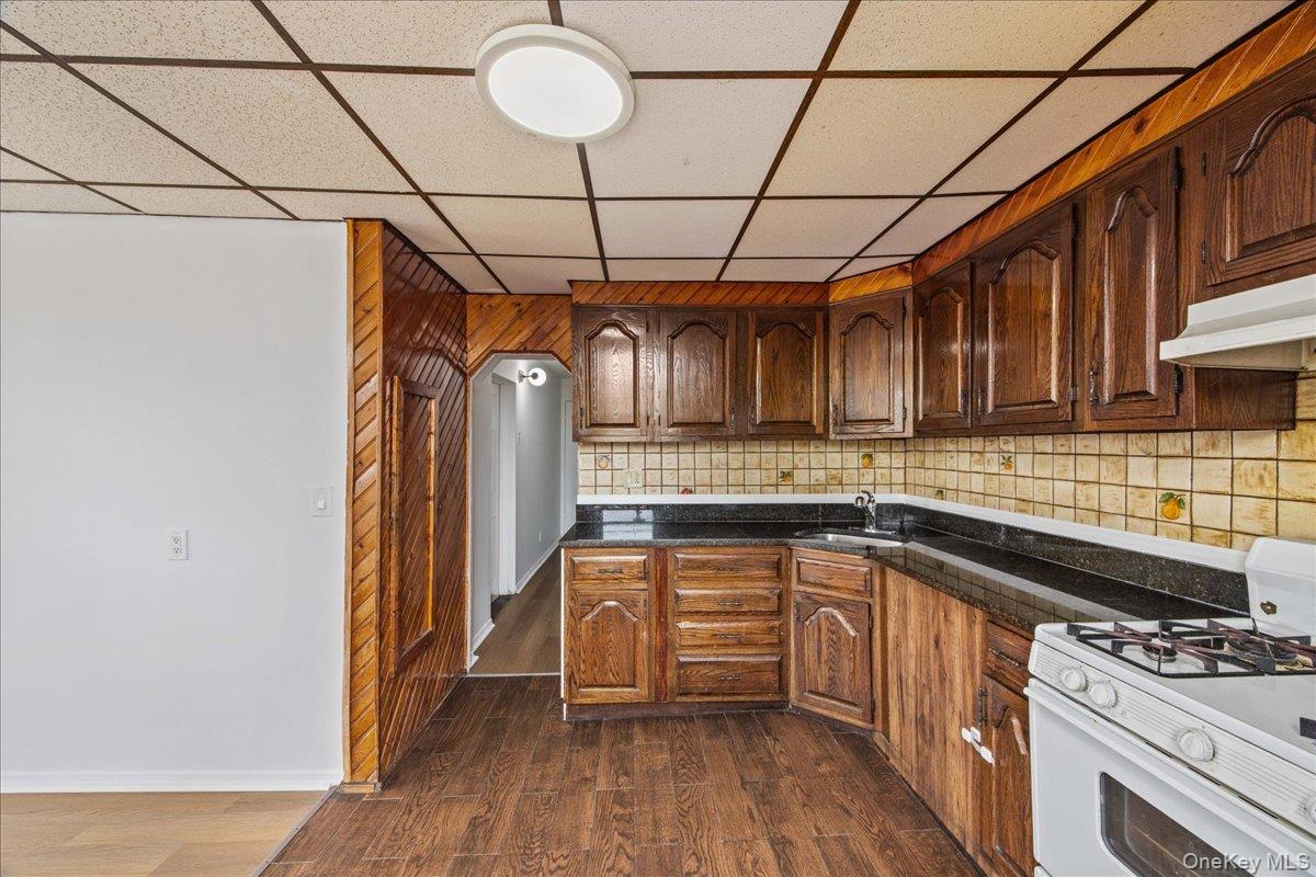 976 Sackett Avenue – For Sale photo 8