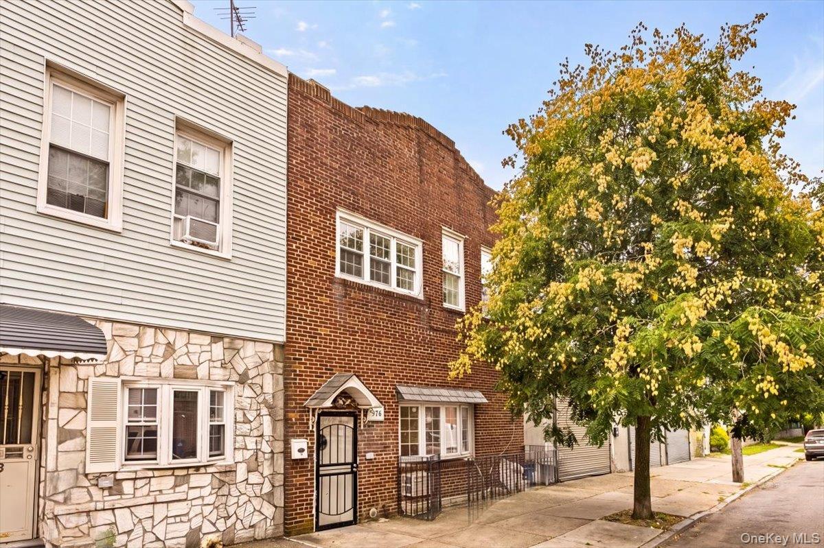 976 Sackett Avenue – For Sale