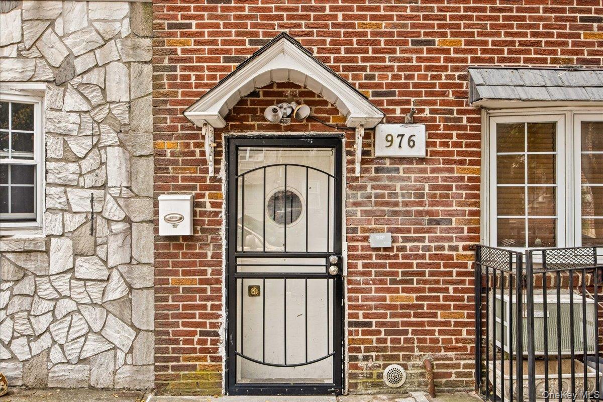 976 Sackett Avenue – For Sale photo 3