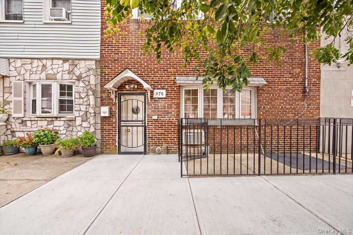 976 Sackett Avenue – For Sale photo 2