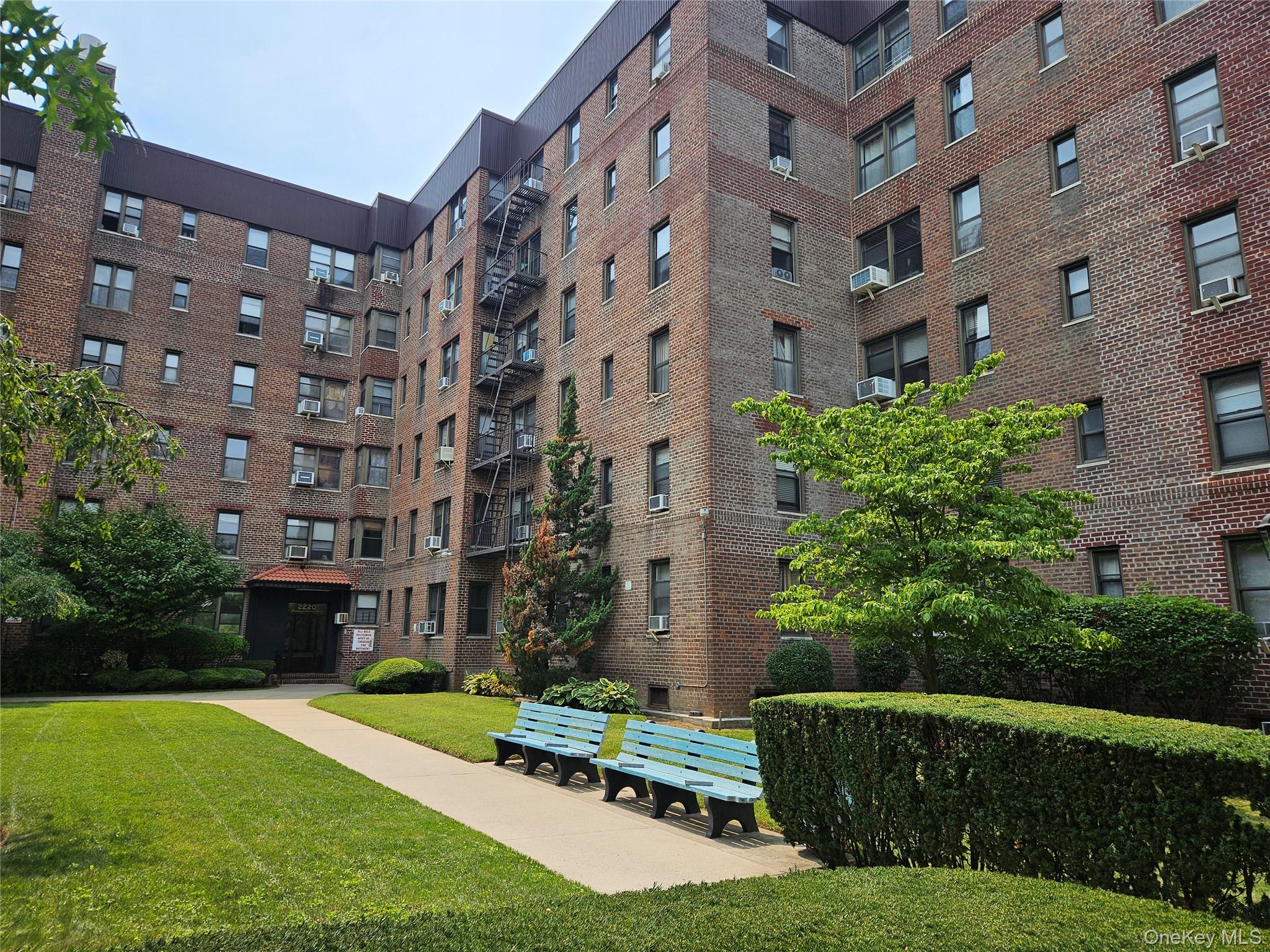 2220 Burnett Street, Unit 1G photo 2