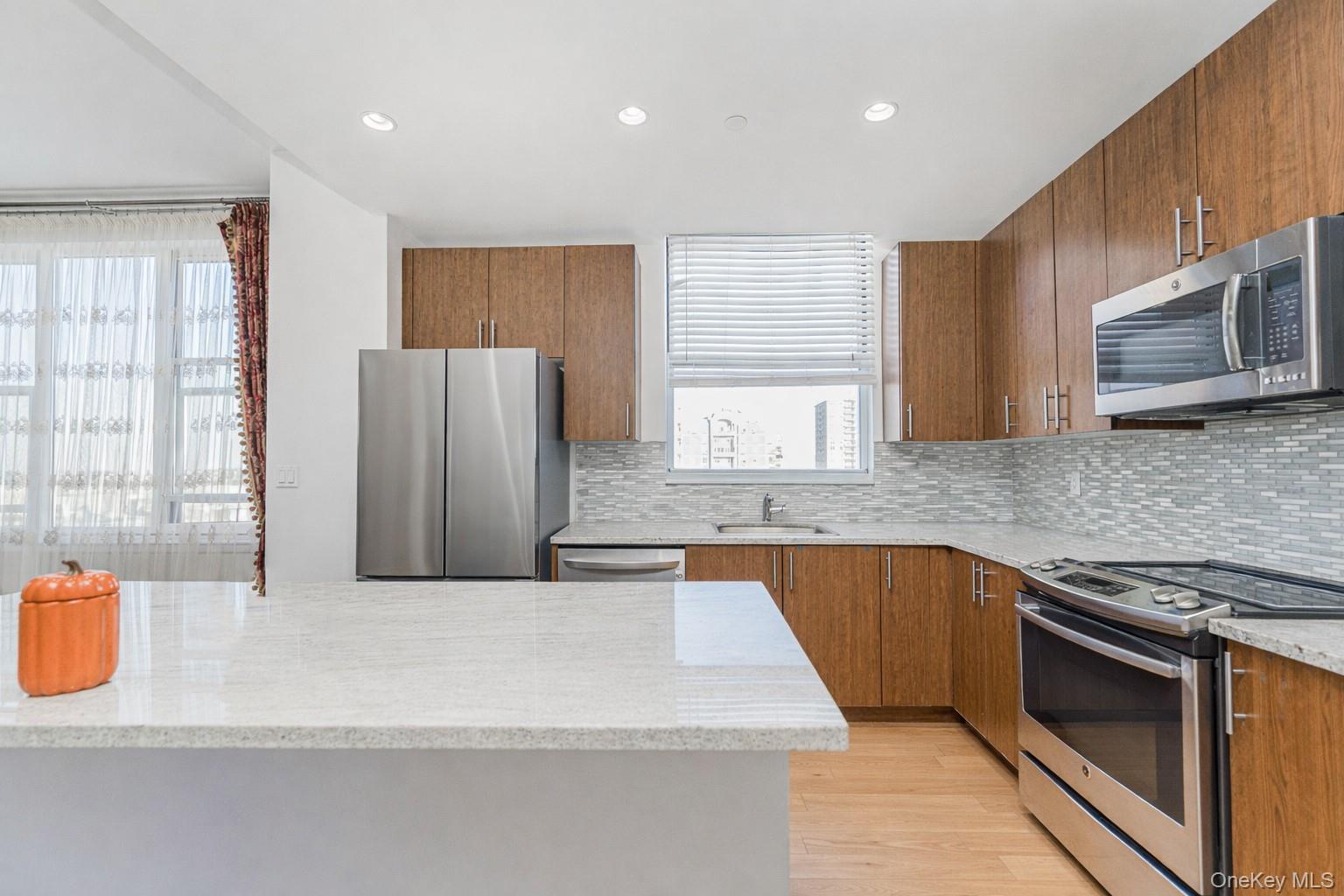 50 Oceana Drive W, Unit 8D photo 4