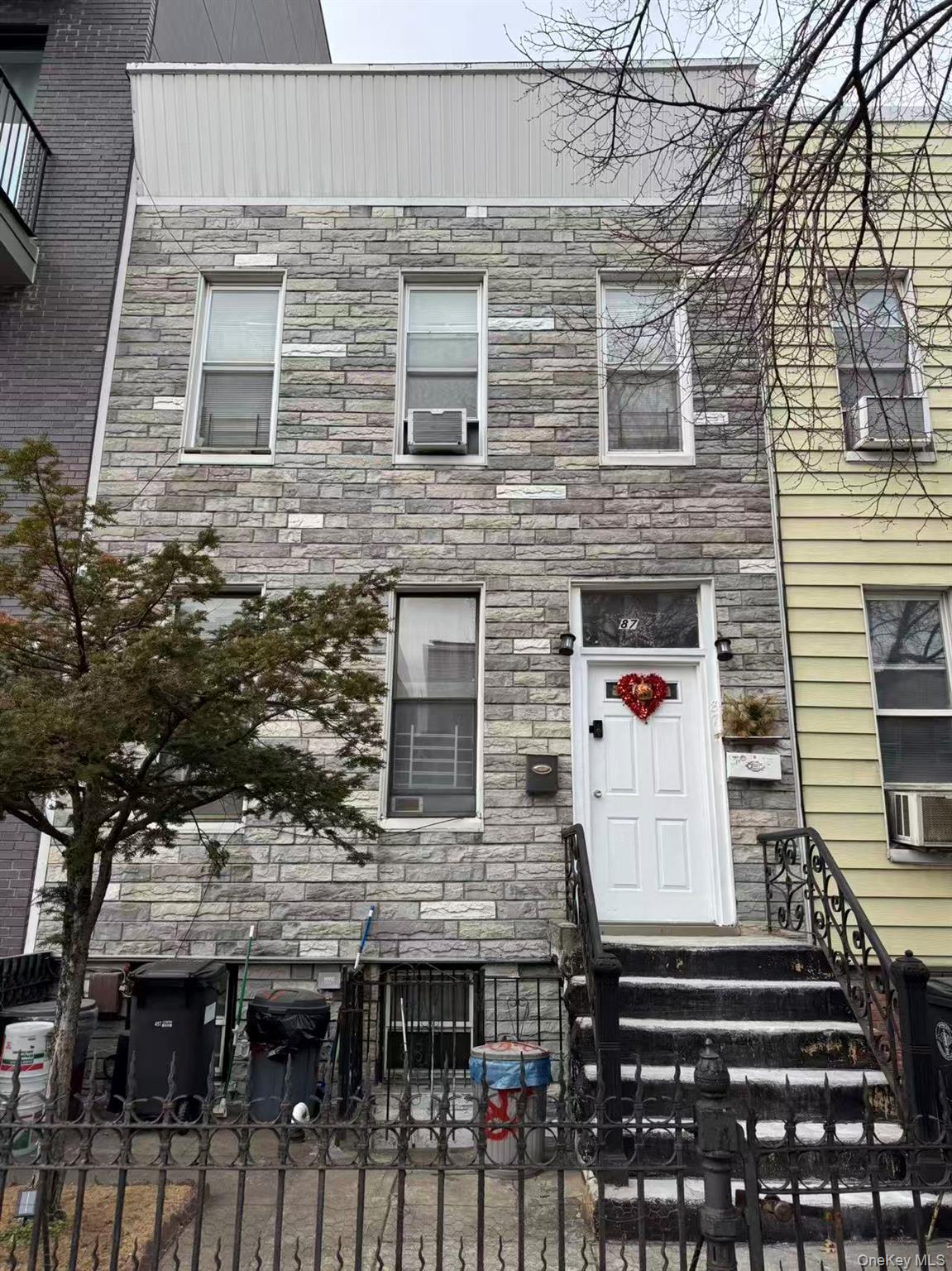 87 Stanhope Street – For Sale