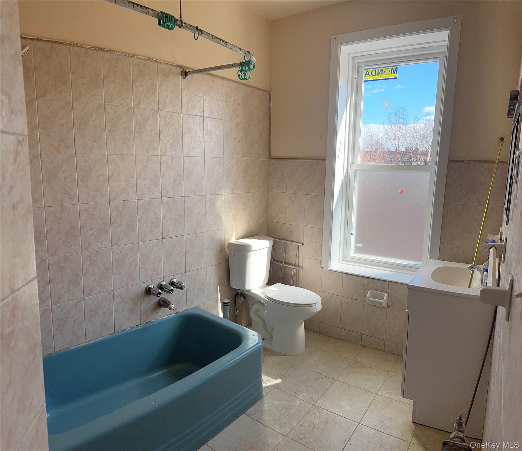 776 Hewitt – For Sale photo 4