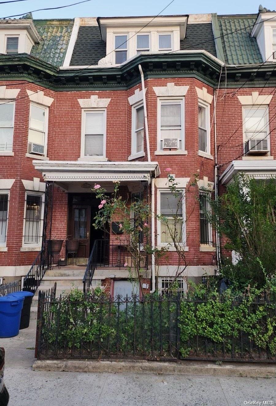 776 Hewitt – For Sale