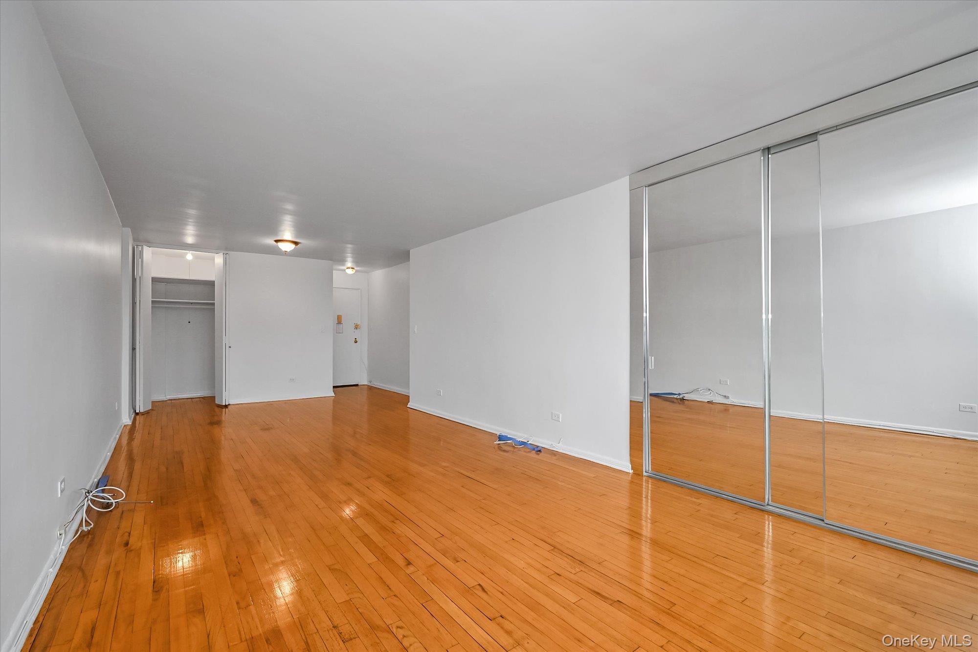 23-25 Bell Boulevard, Unit 6J photo 3