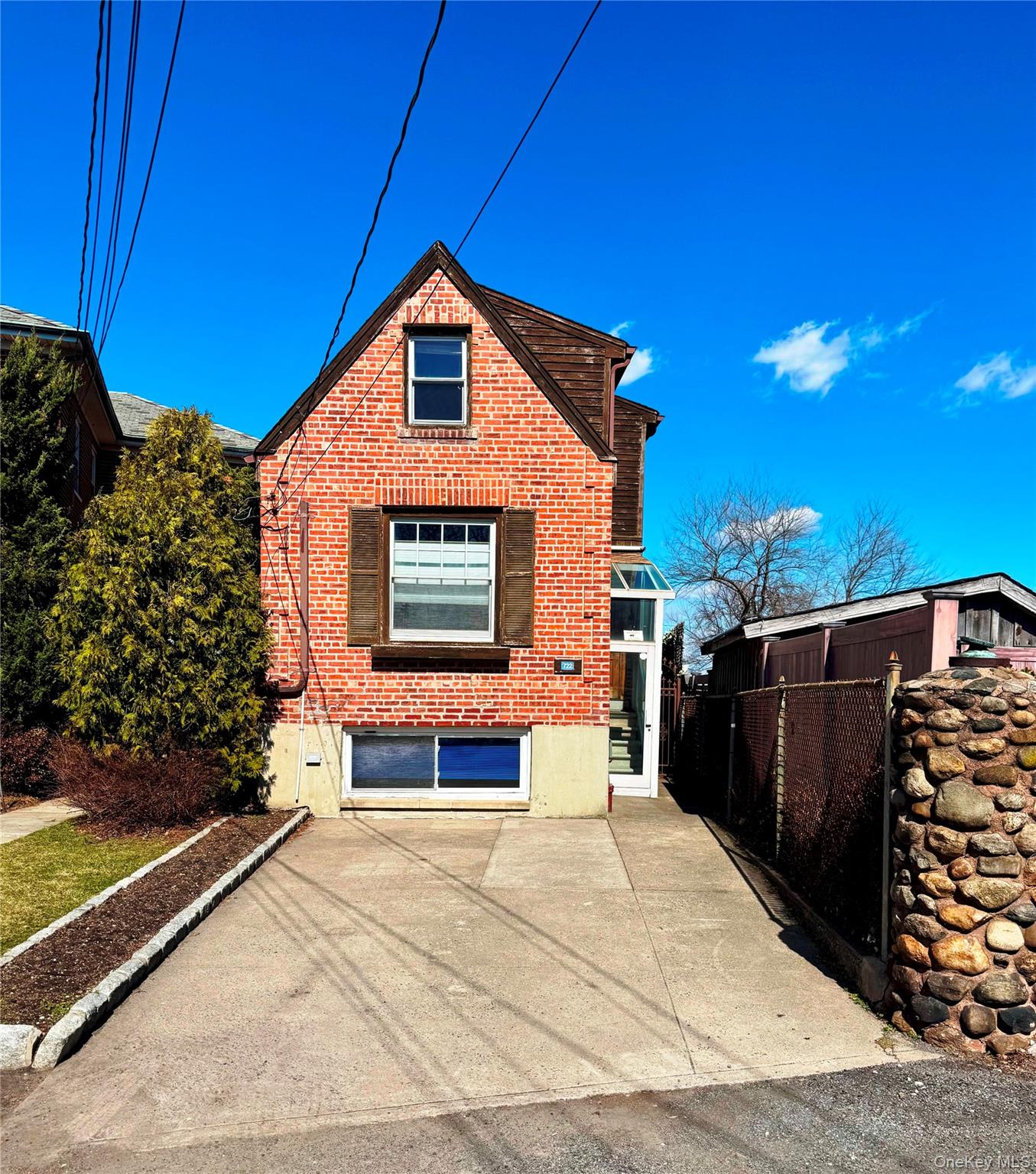 722 King Avenue – For Sale photo 2
